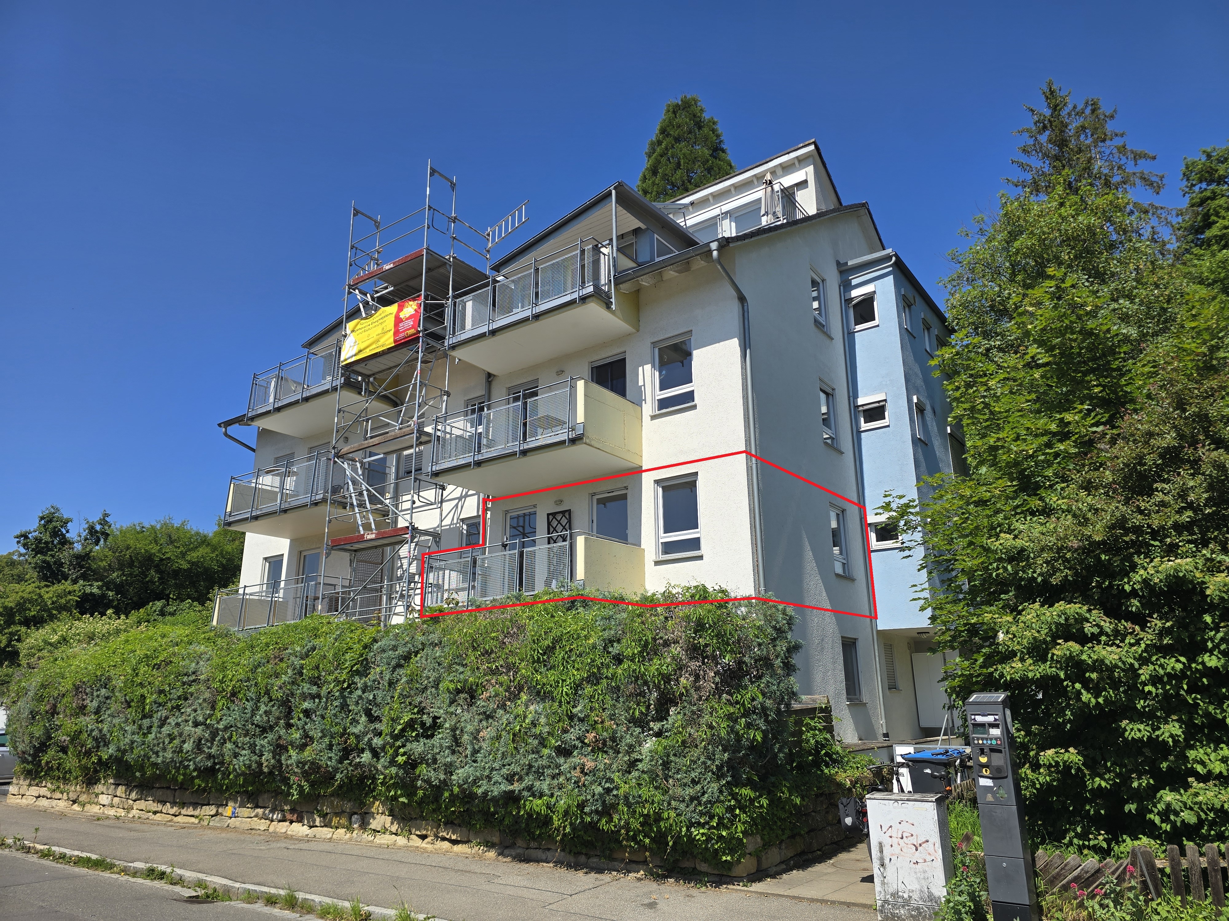 Gut geschnittene und gepflegte 2-Zi.-ETW mit Balkon und TG-Platz in guter Lage am südl. Schlossberg