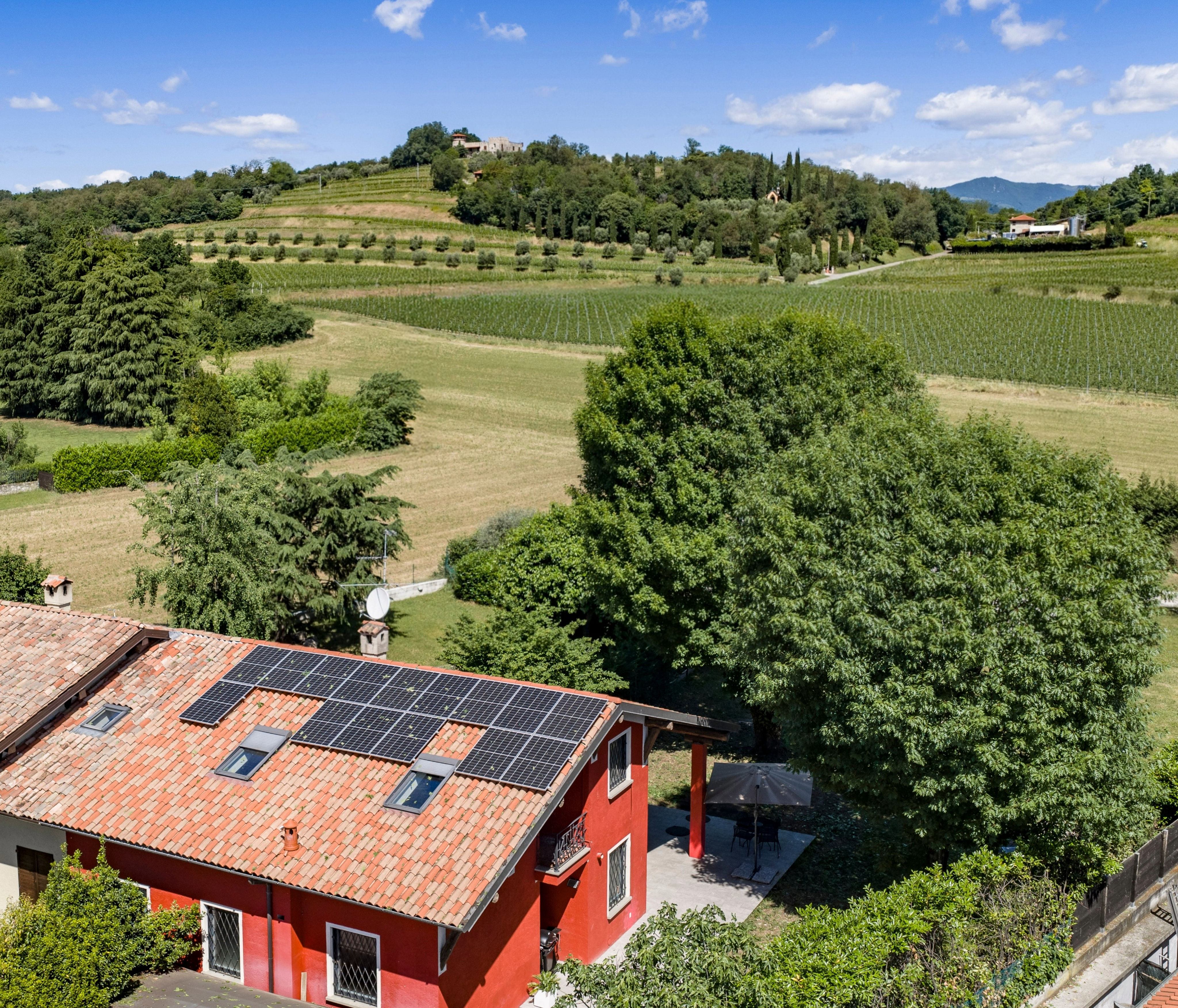 Villa bifamiliare con ampio giardino e vista sui vigneti