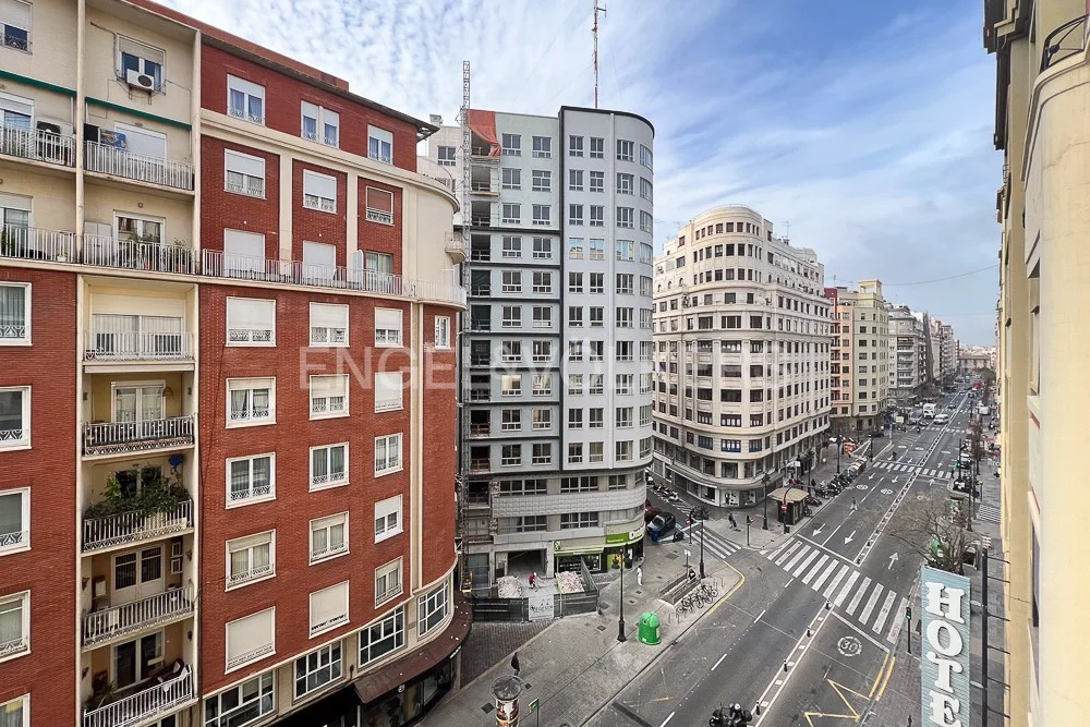 Flat in a stately building in the very centre of Valencia