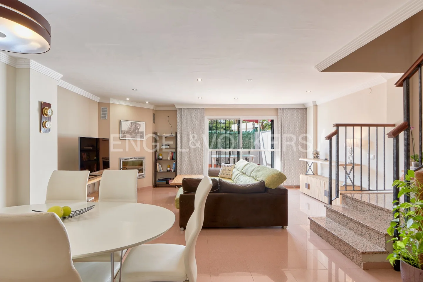 4-bedroom townhouse close to the beach