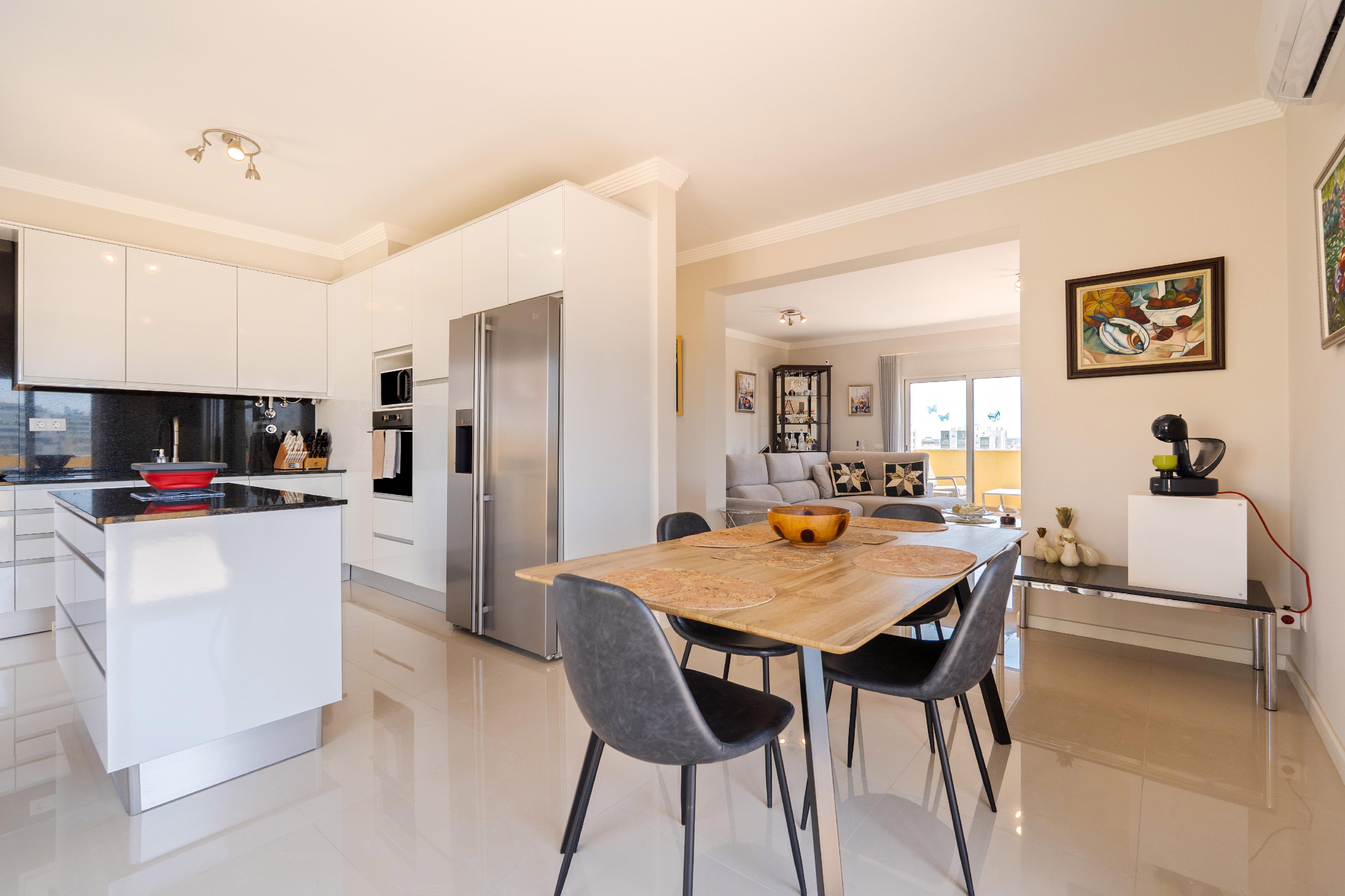 Luxe Modern Toevluchtsoord in Portimão: Appartement met Prachtig Terras en Privébeveiliging