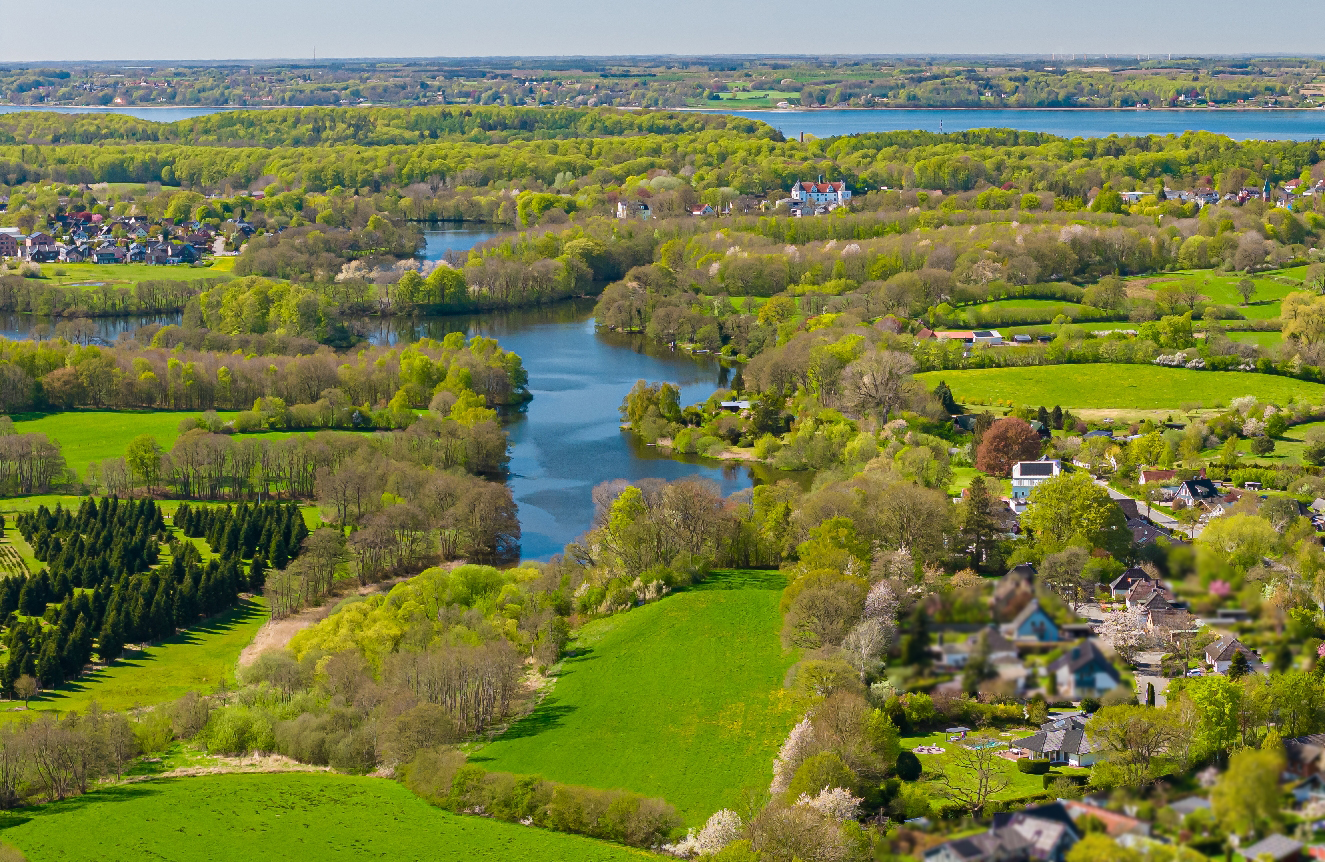 Exklusiver Bungalow bei Glücksburg in Meernähe, parkähnliches Grundstück, Pool und Saunahaus