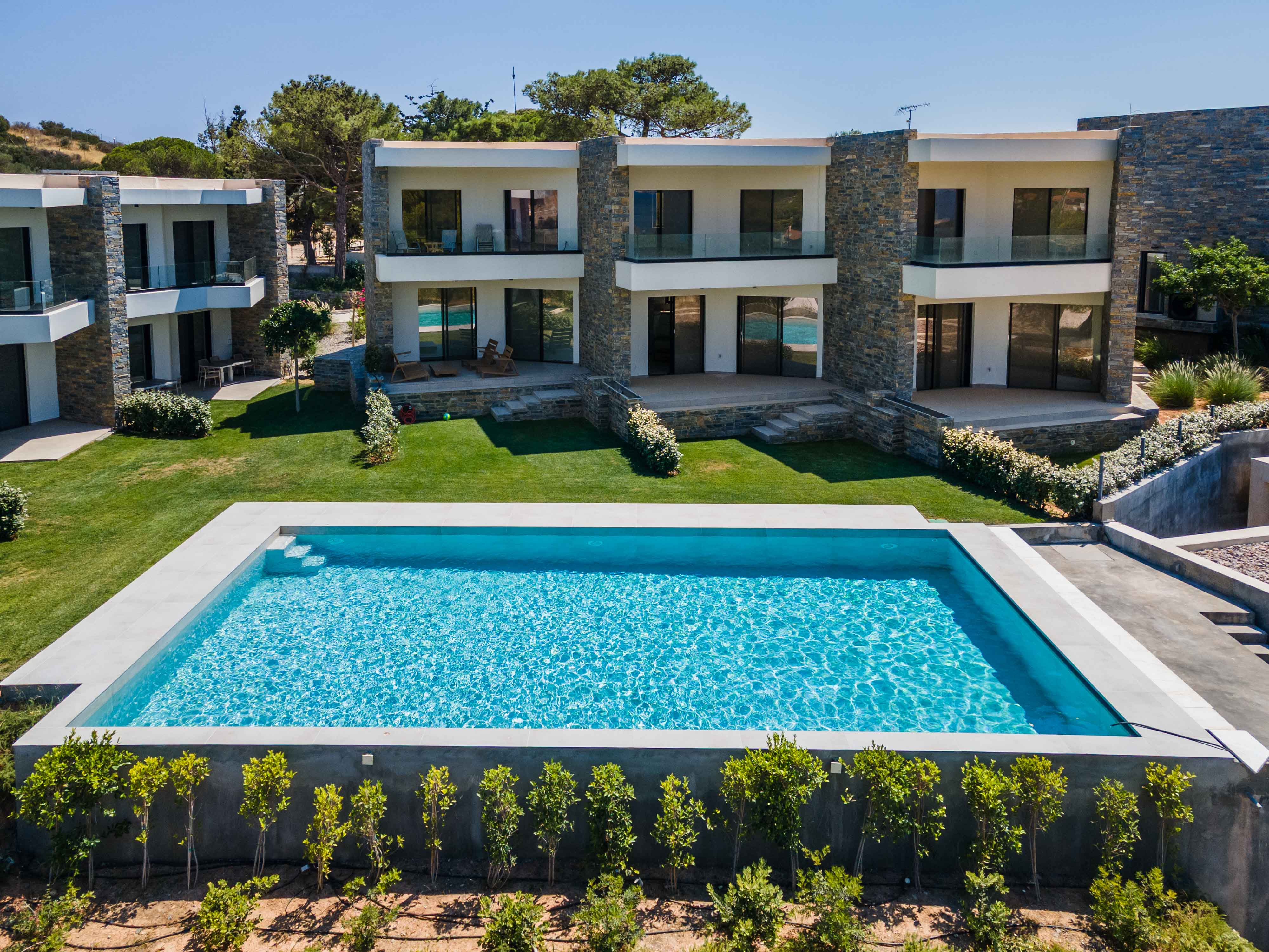 Luxury seaside property with shared pool in Mavro Lithari ΙΙ