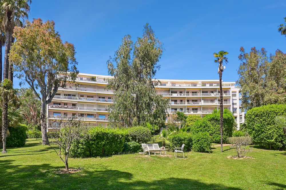 Cannes, Lower California: renovated 1-bedroom with terrace, garden, green views and a glimpse of the sea