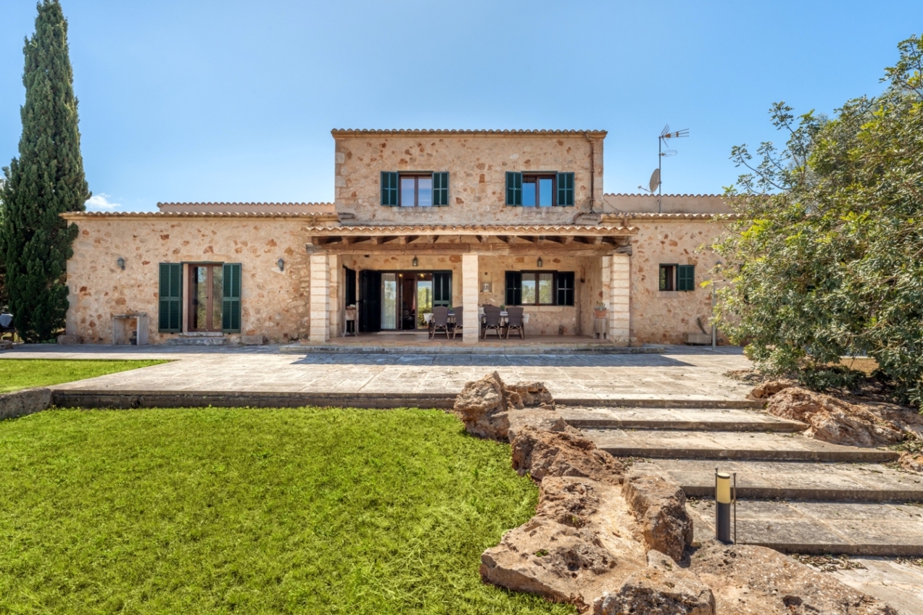 Idyllically situated finca with rental licence