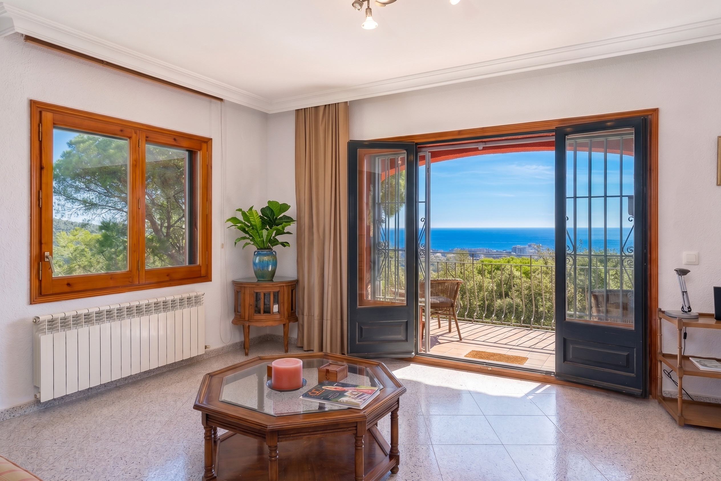 Casa mediterrània espaiosa amb vistes al mar