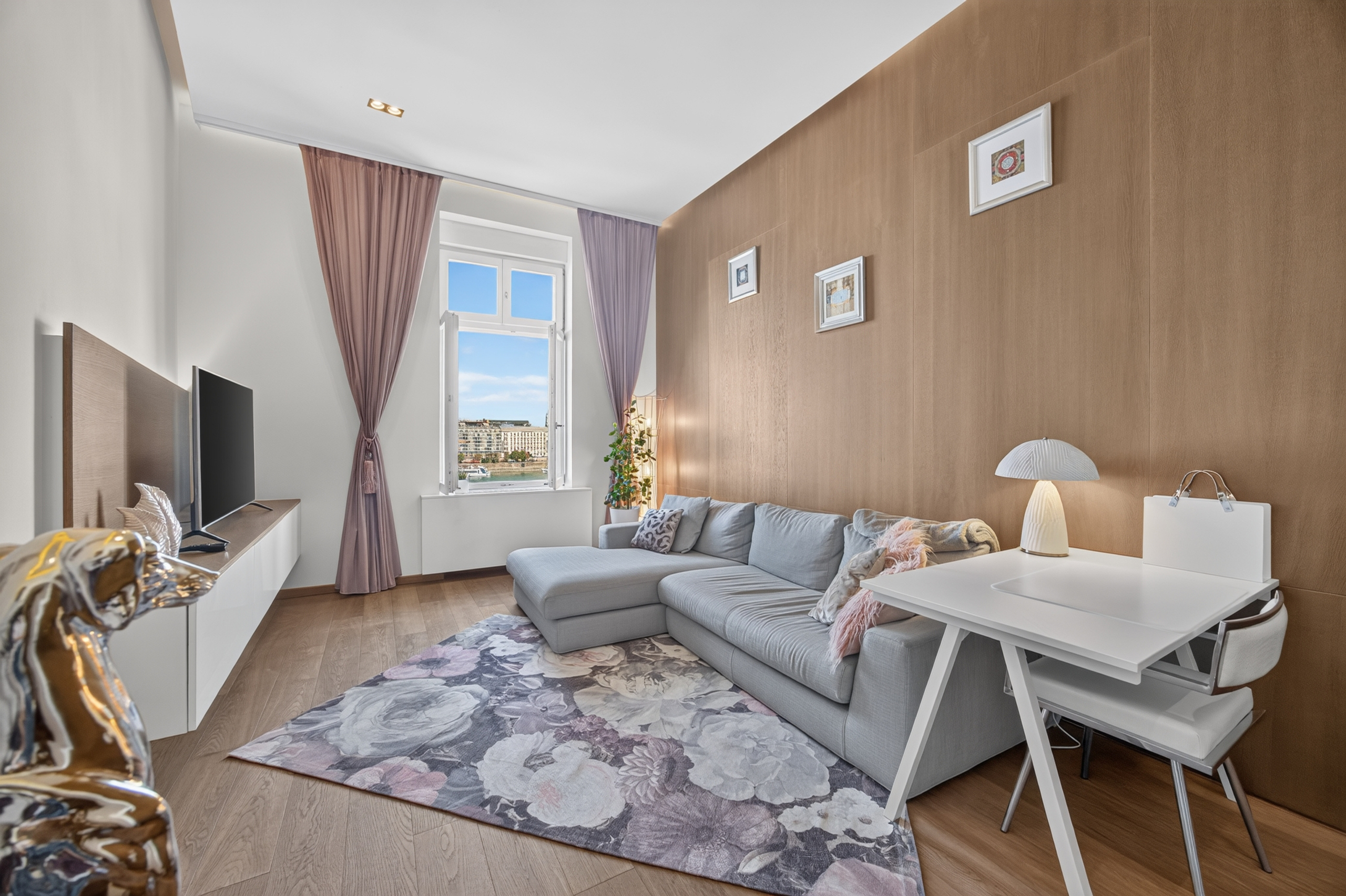 Panoramic views of the Danube and Parliament on Bem Quay – a unique interior, without compromise