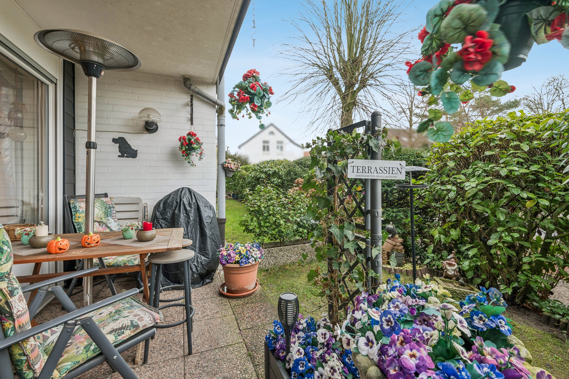 Spacious apartment with terrace in a quiet location – your modernization project