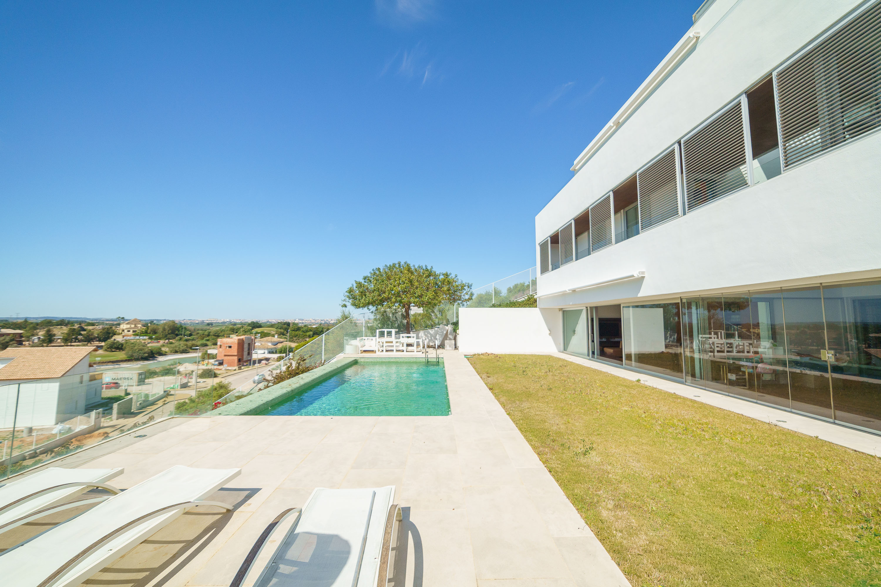 CONTEMPORARY LUXURY VILLA
Design, technology and exclusivity in a privileged setting