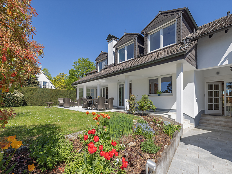 Exclusive villa on Ellerhöhe – light-filled living with a spacious floor plan