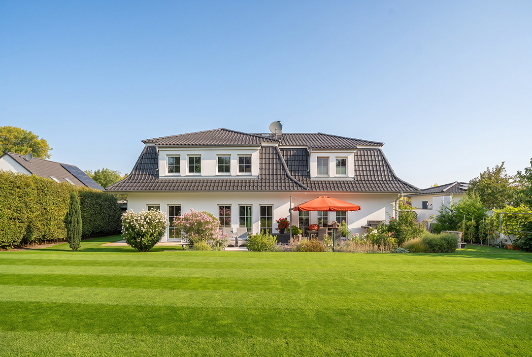 Energieeffizientes Architektenhaus zwischen Natur, Golfplatz und See [KI-modifiziert]