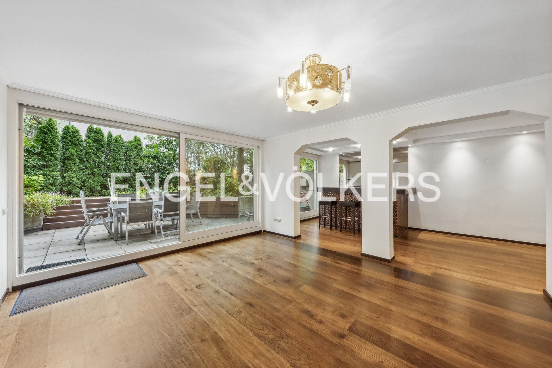 Einzigartige, großzügige 6-Zimmer-4 Bäder-Gartenwohnung mit Terrasse, Eigengarten und Loggien in Prime-Location