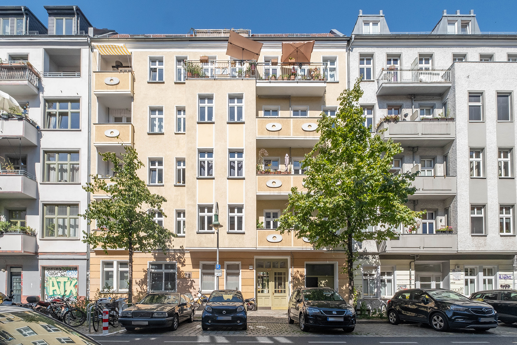 Investment in Samariterkiez: Period apartment with south-facing balcony