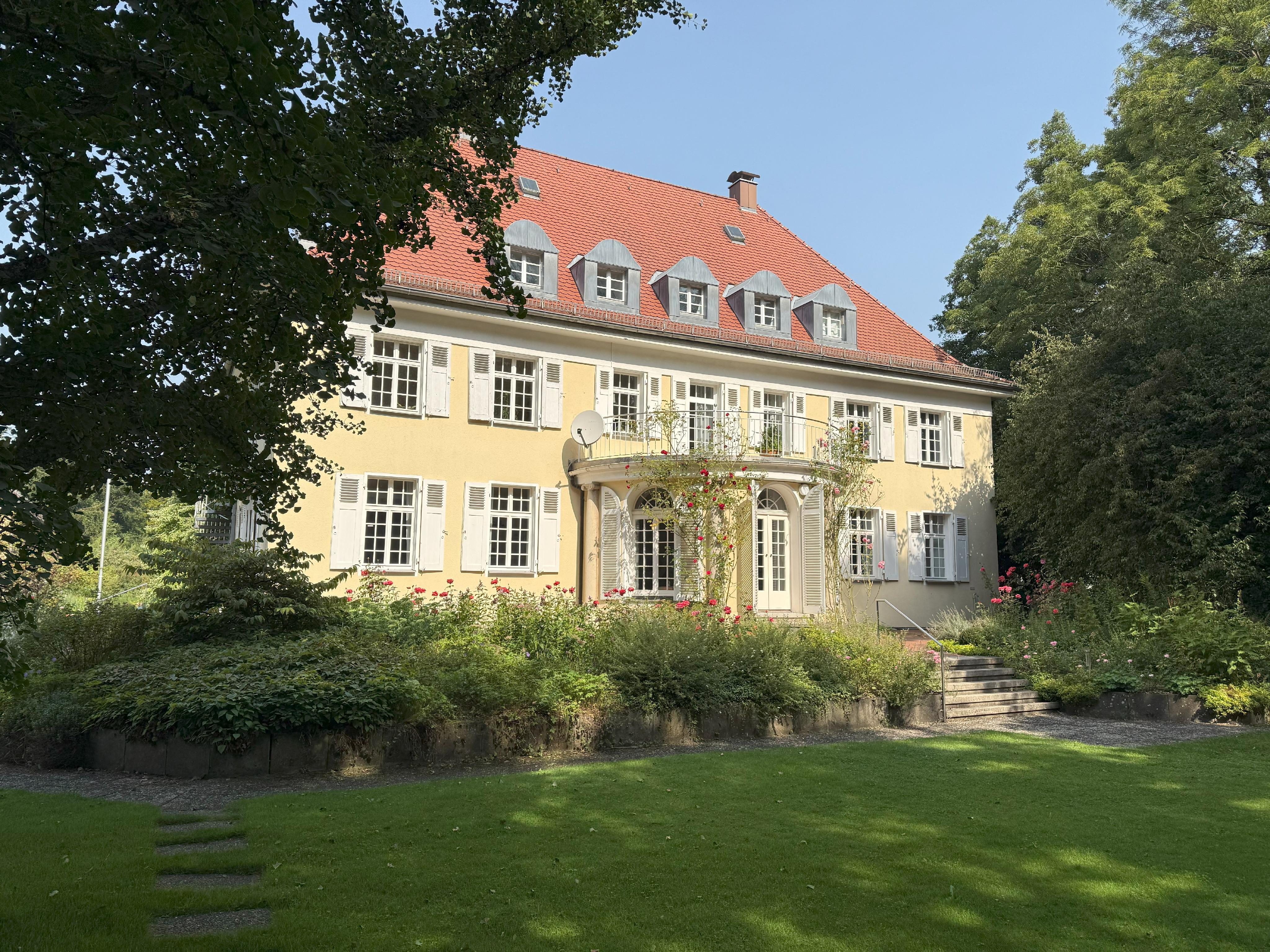 Historische Residenz in Baienfurt: 440 m², 15,5 Zimmer, fünf Garagen und großzügige Außenbereiche – außergewöhnliches Potenzial für ein exklusives Zuhause.
