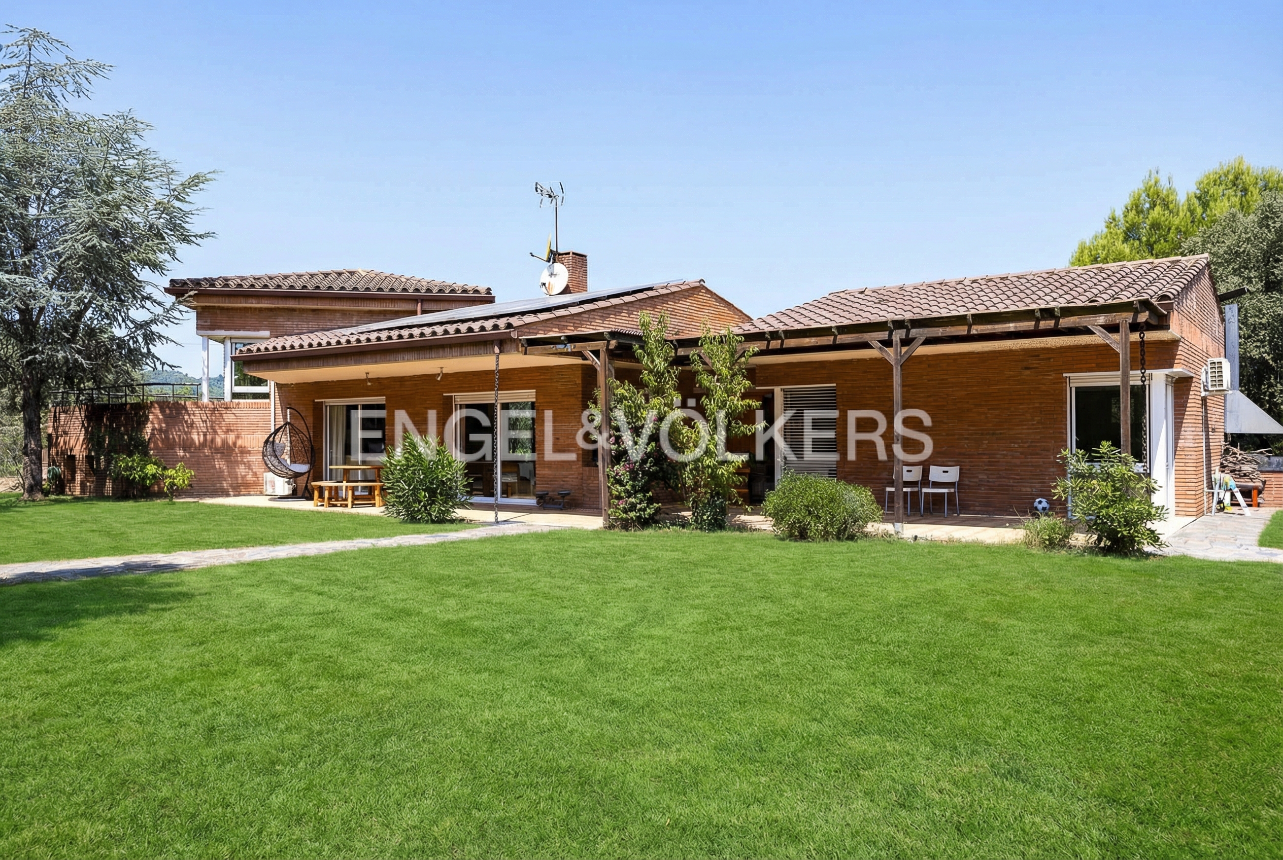 Exclusive, one-of-a-kind property with a pool and large plot in Can Font [AI-modified]