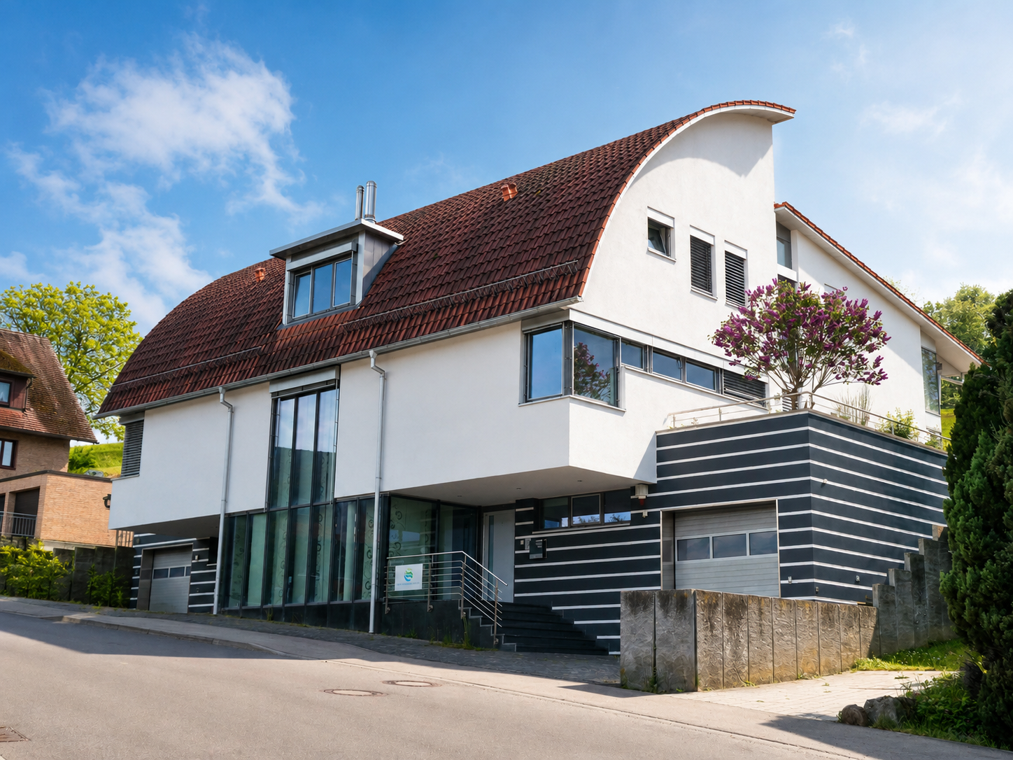 Außergewöhnliche Architektur in bester Verarbeitung mit Gartenparadies und Pool