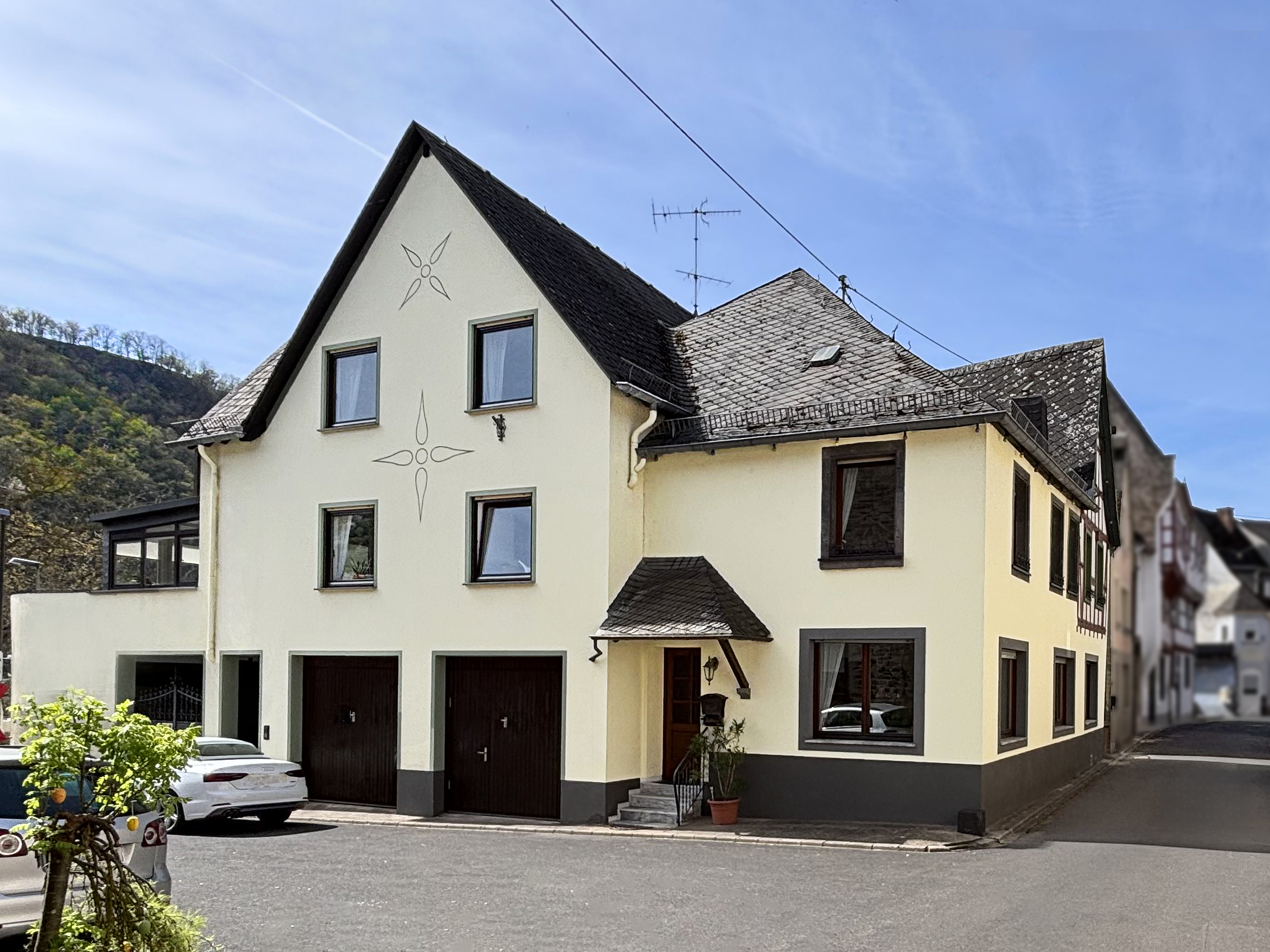 Wohnhaus mit 2 komplett ausgestatteten Ferienwohnungen - Familienhaus - Mehrgenerationenhaus - Wohnen und Arbeiten im Eigenheim