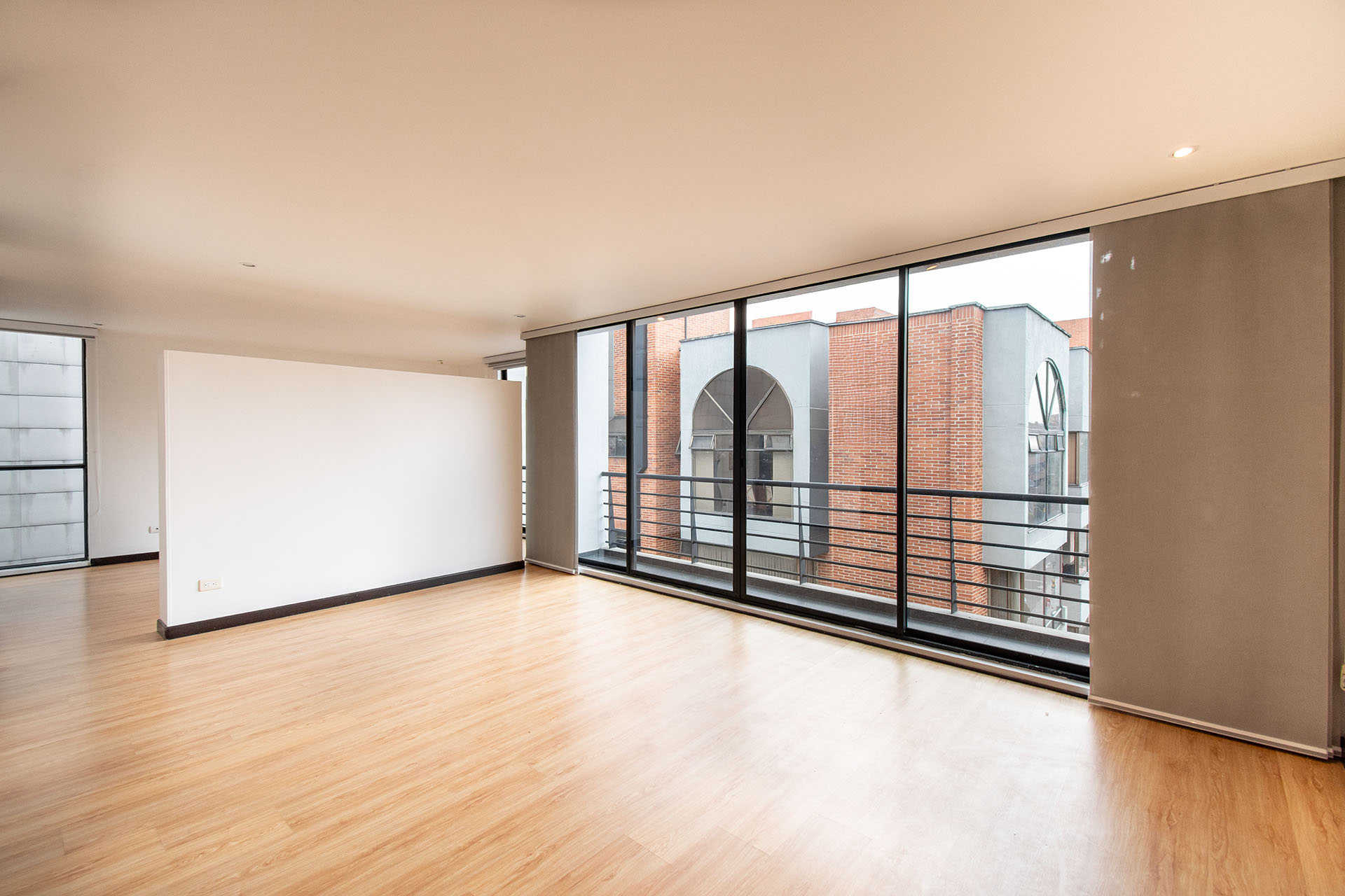 Iluminado apartamento con balcón para arriendo en Chicó Navarra