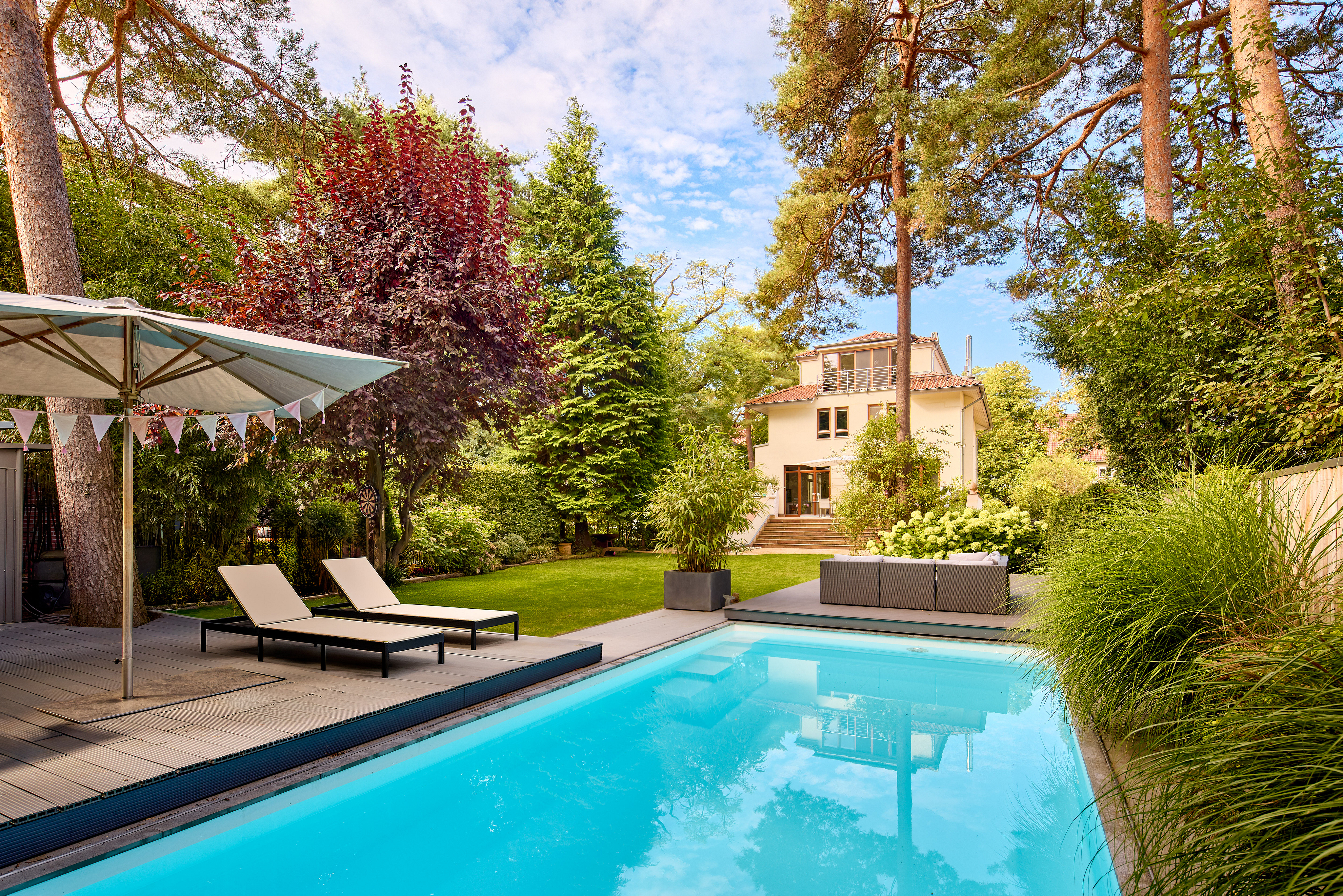 Rarity in Zehlendorf: Move-in-ready architect-designed house with pool
