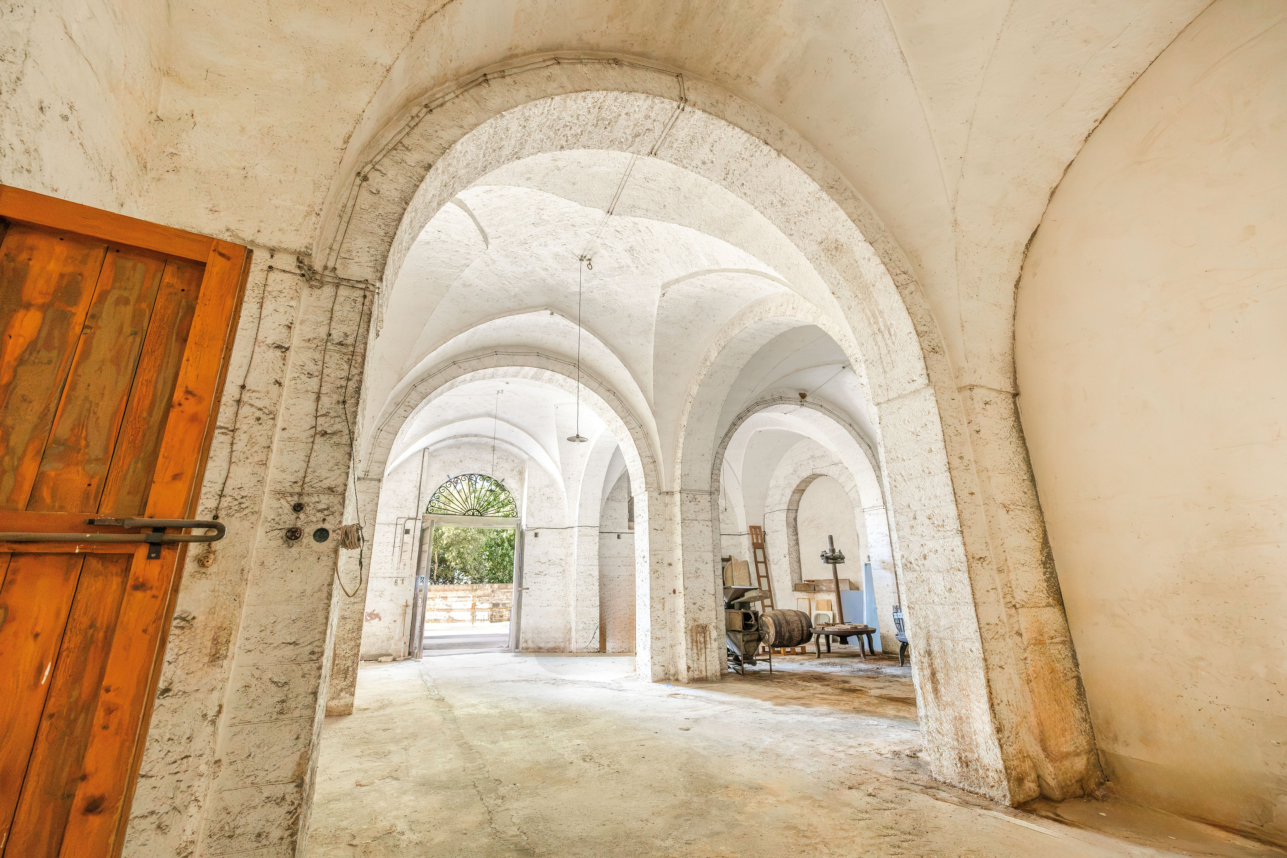 Palazzo storico con giardino, terrazze e imponente ex cantina vinicola