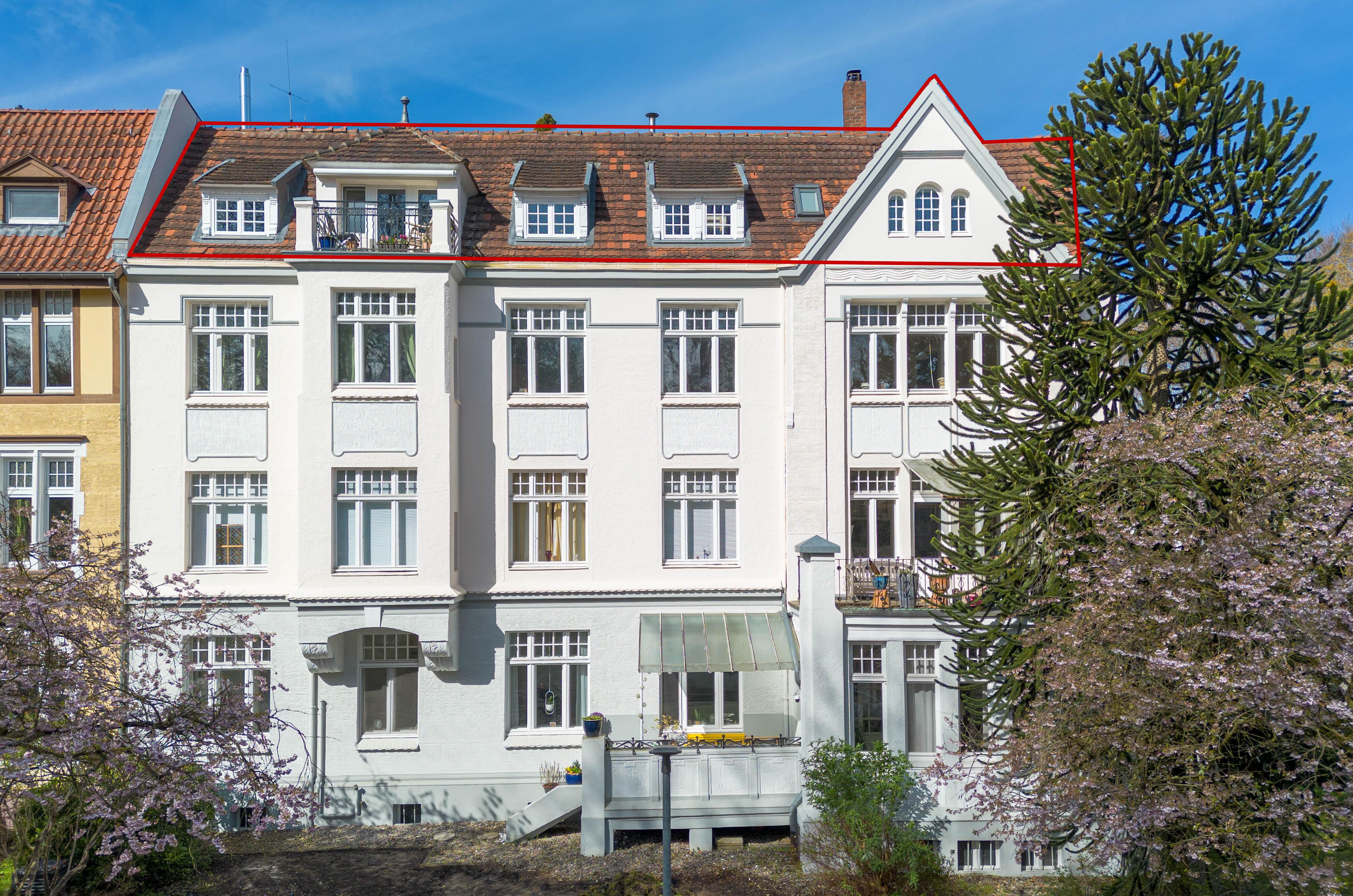 Wohnen über dem Stadtpark: Dachterrasse, Kamin & Altbaucharme