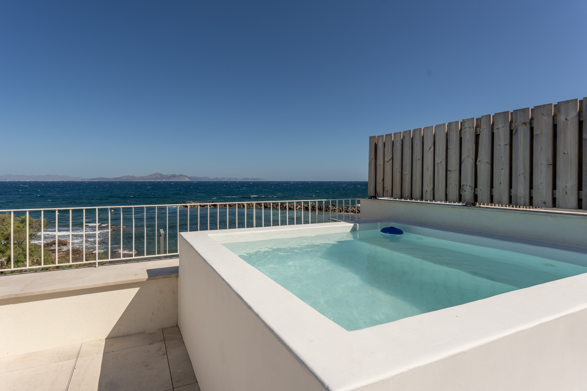 New penthouse with spacious rooftop terrace on the seafront