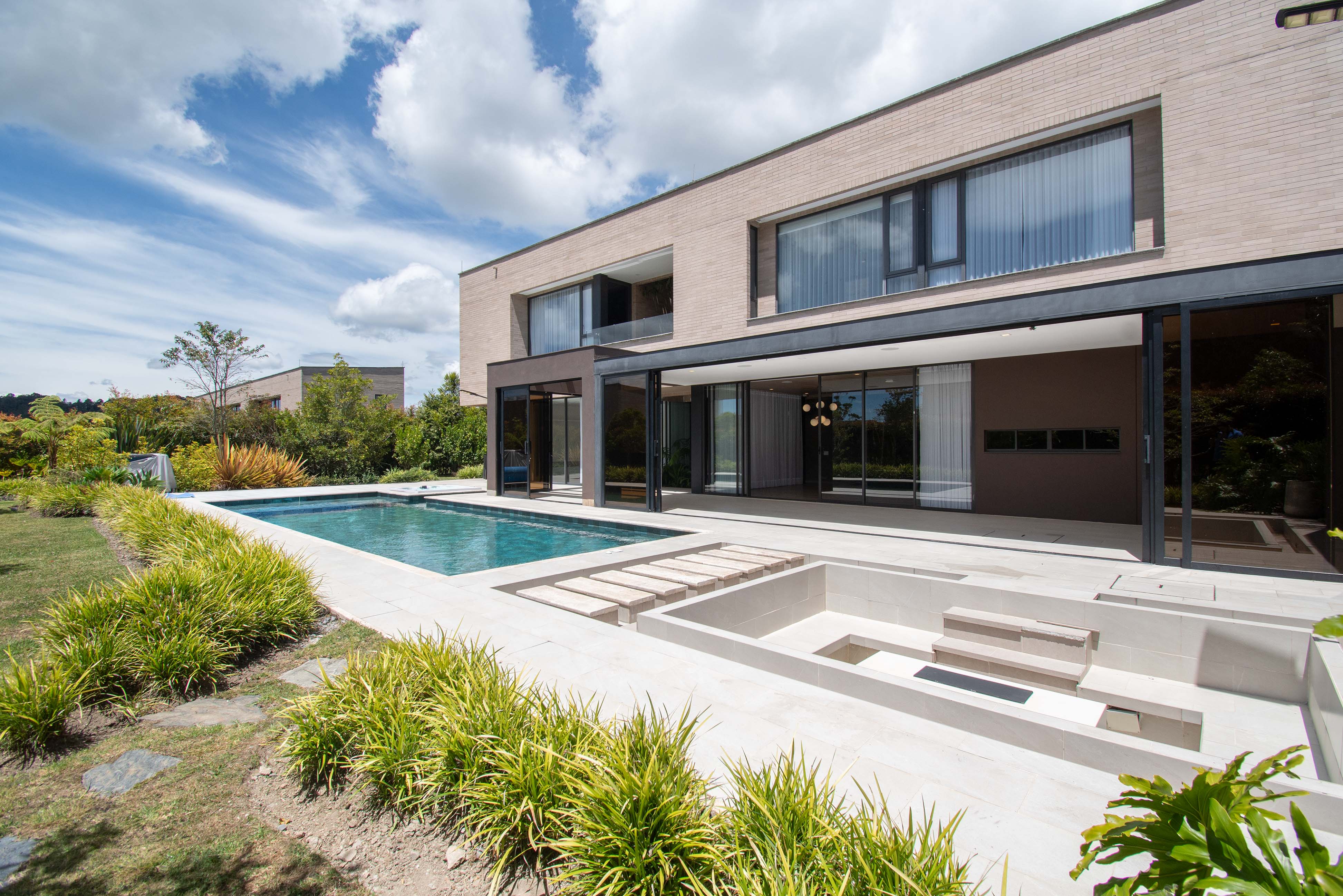 Casa de diseño con piscina para venta | Parcelación en Variante de Palmas