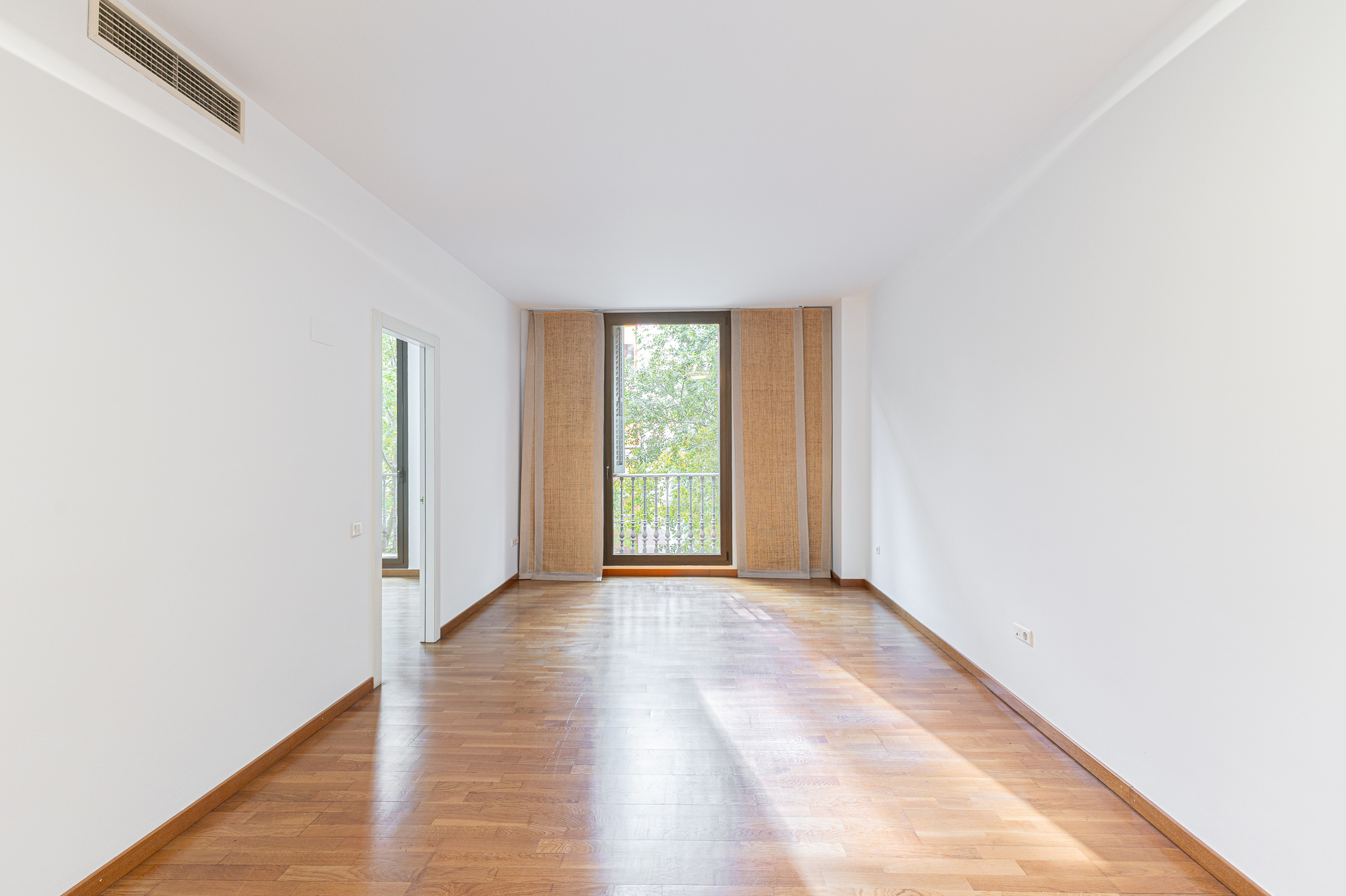 Fantastic apartment on Consell de Cent pedestrian street