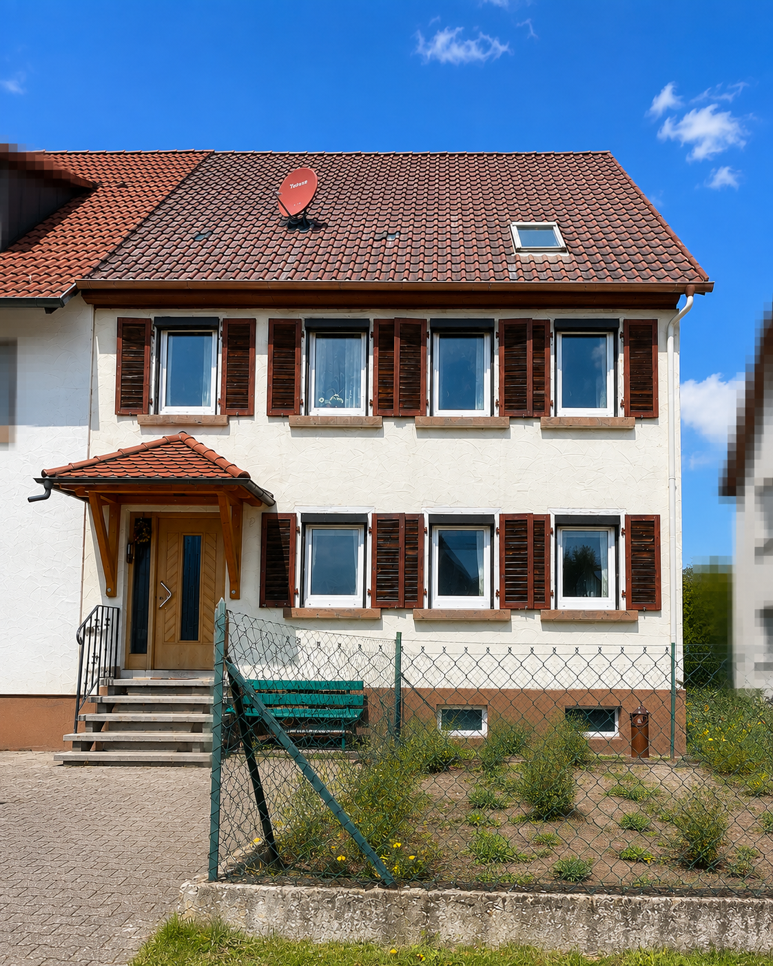 Historische Doppelhaushälfte mit Gewölbekeller, Ausbaureserve und Doppelgarage [AI-modified]