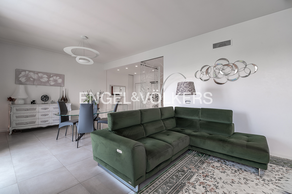 Elegant renovated 3-room apartment with triple exposure