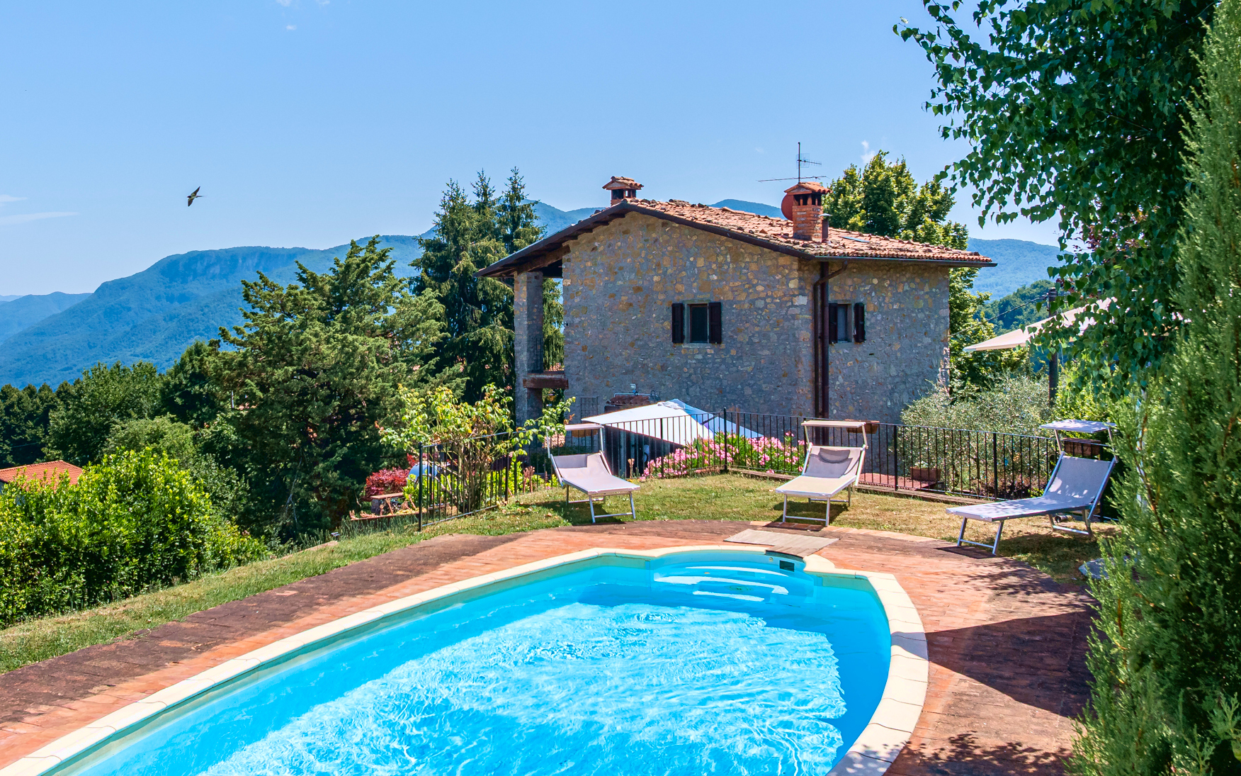 Between sky and mountains, a Tuscan villa to call home