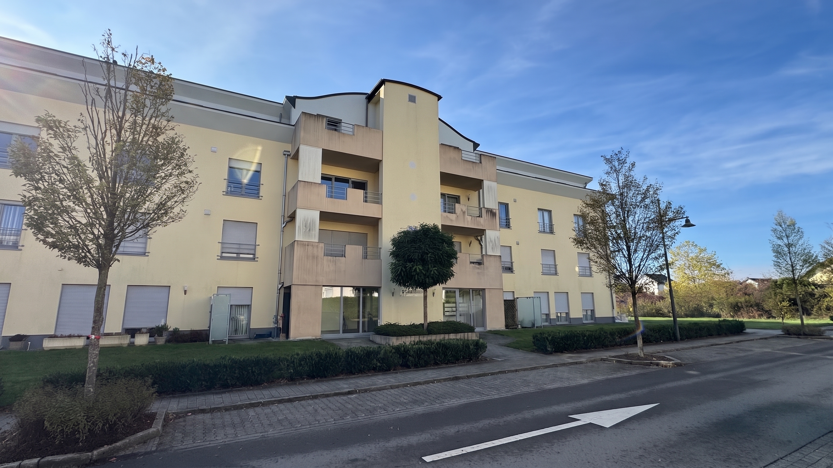 Bright furnished two-bedroom apartment with balcony, cellar and indoor parking space in Strassen [KI-modifiziert]