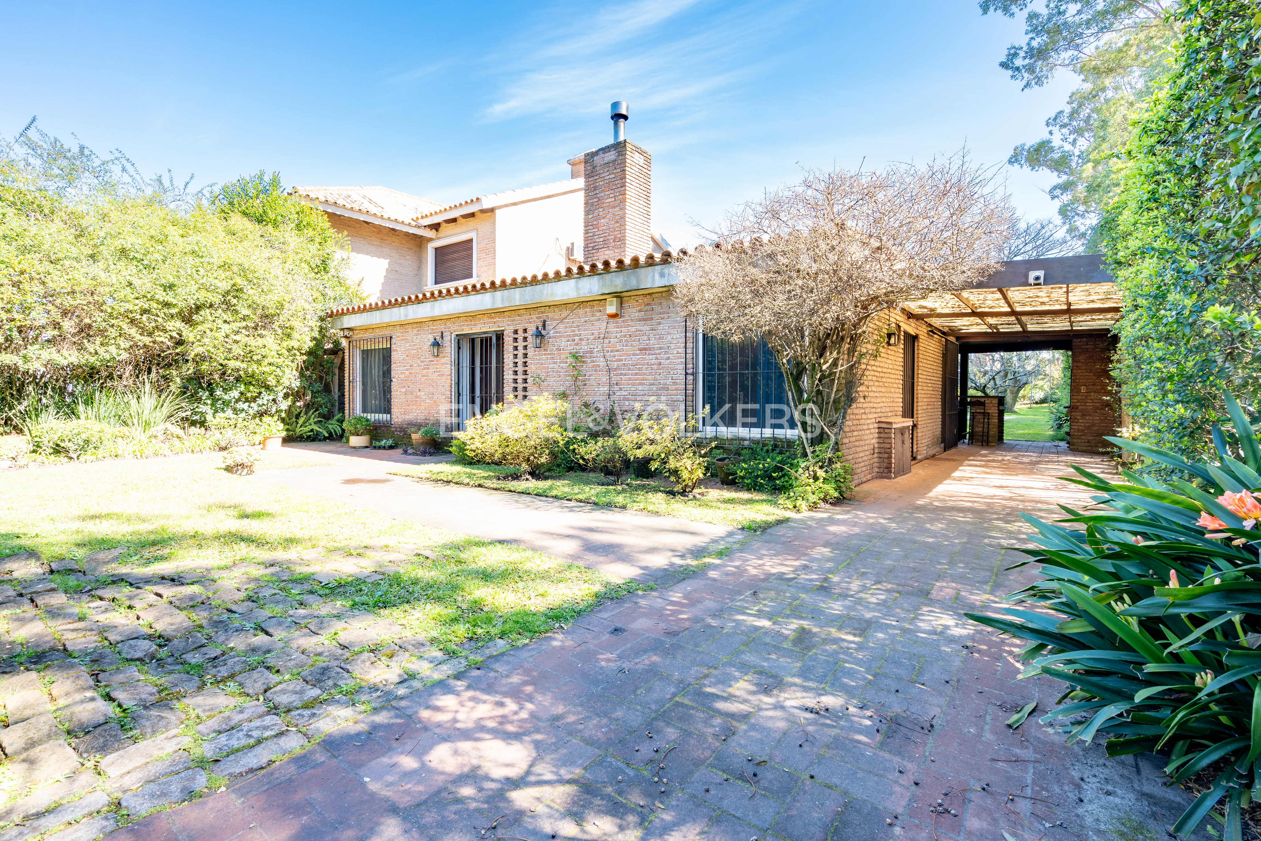 Casa en Carrasco Norte de 3 dormitorios en una planta con jardin y piscina.