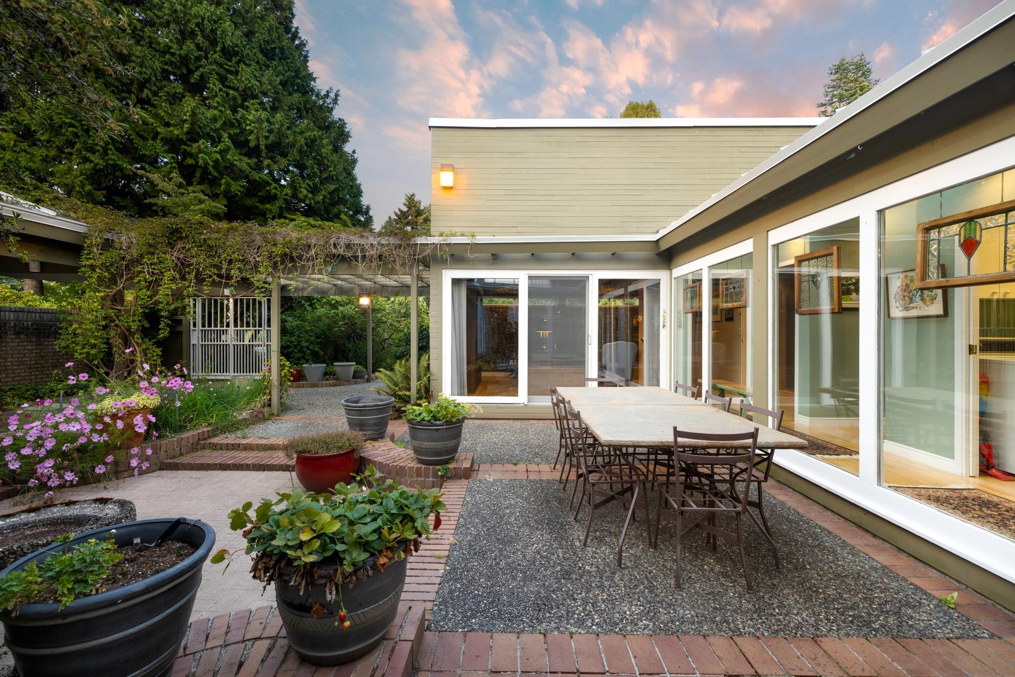 Stunning Custom-Built Family Estate in Tsawwassen!