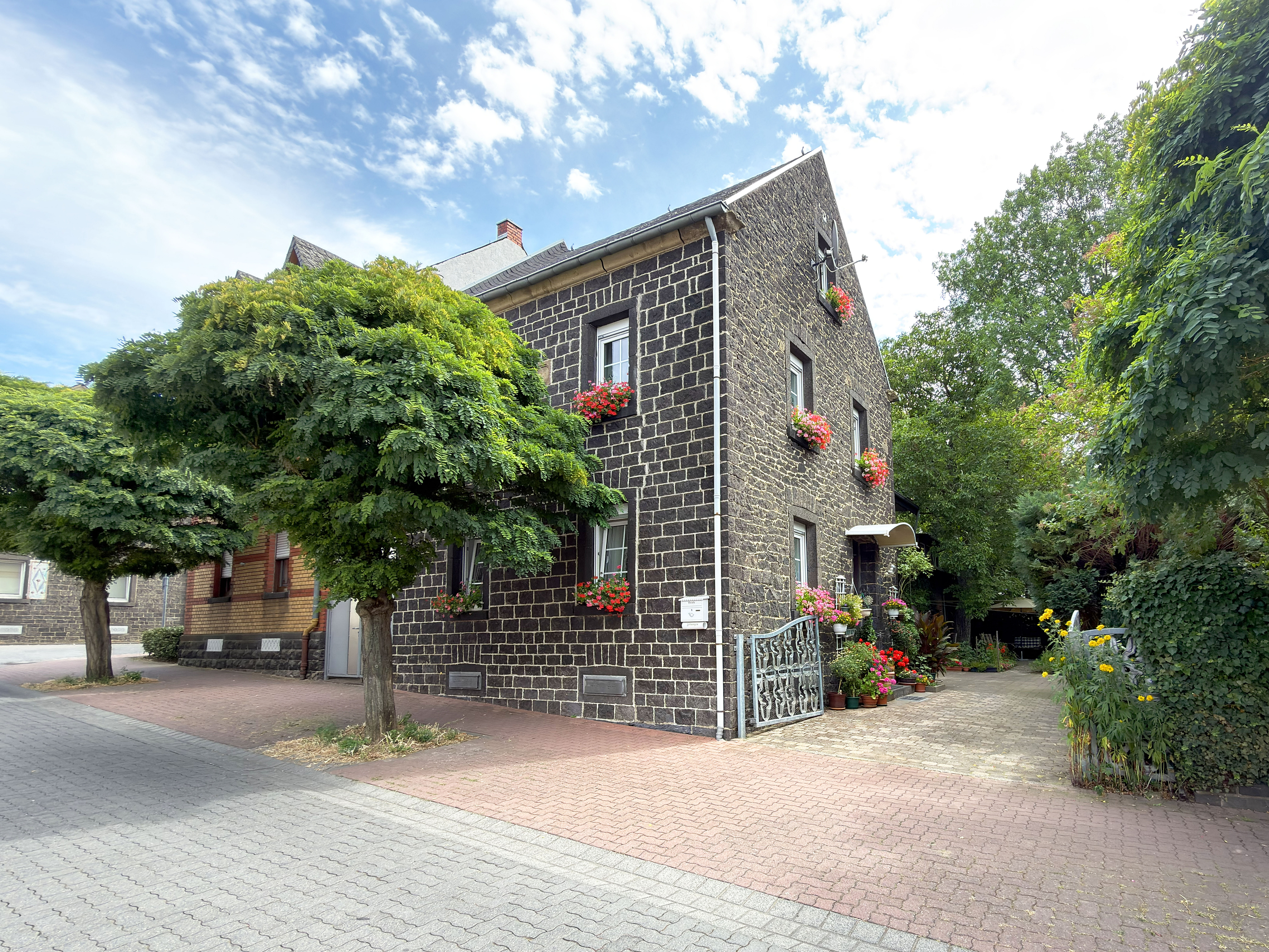 Solides Wohnhaus mit herrlichem Innenhof
