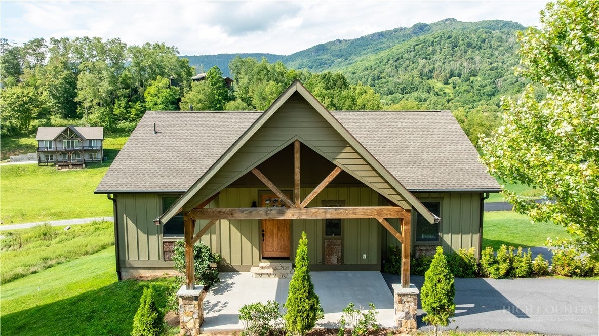 Four Bedrooms, Mountain Views, Year-Round Recreation