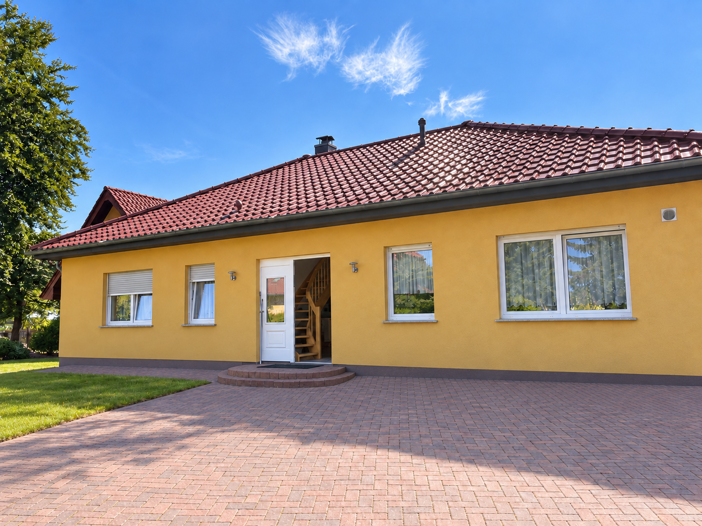 Einfamilienhaus mit großem Grundstück und vielseitigem Ausbaupotenzial [AI-modified]