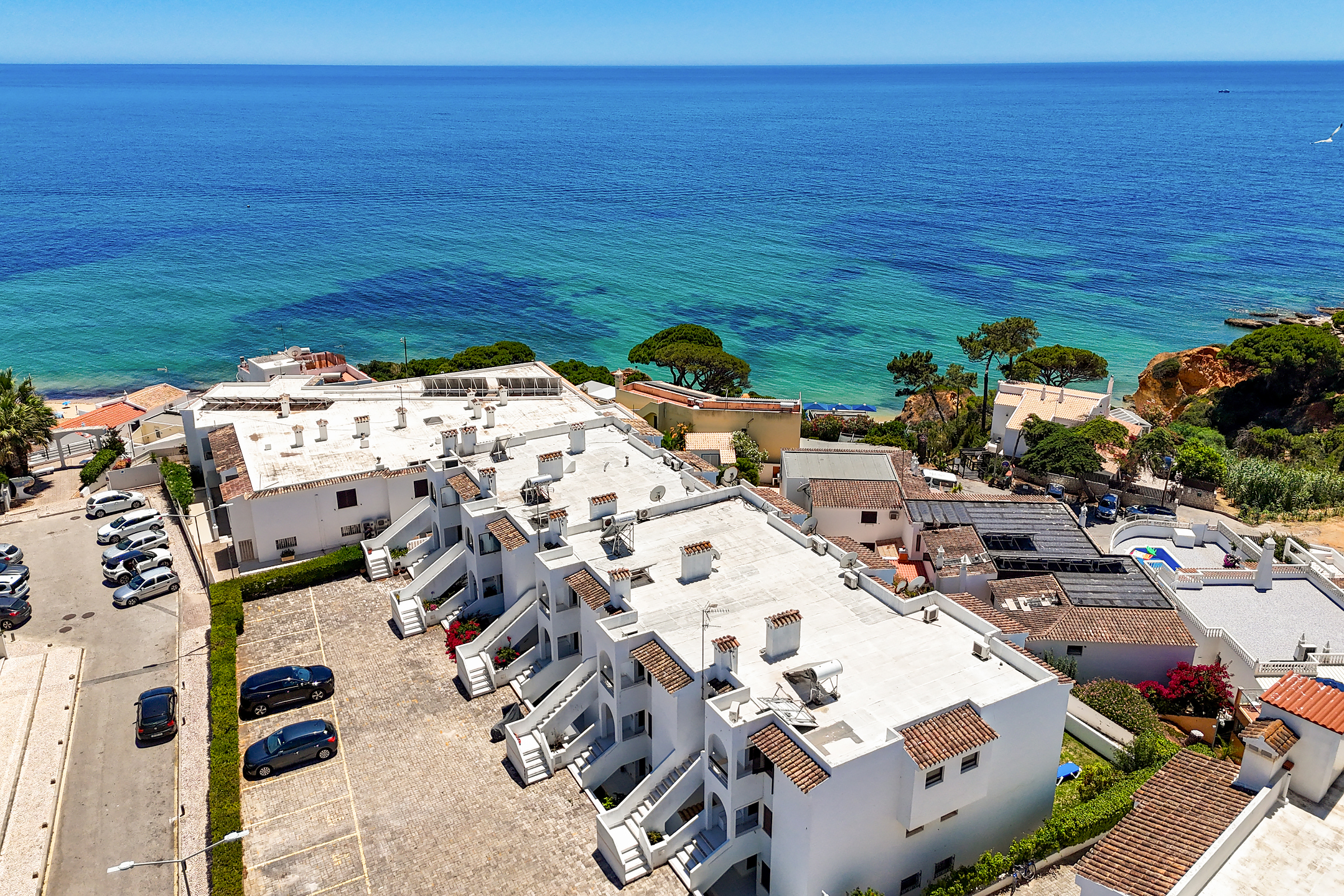 Elevado Potencial de Renovação: Apartamento no último piso com vista mar, a 200 m da praia