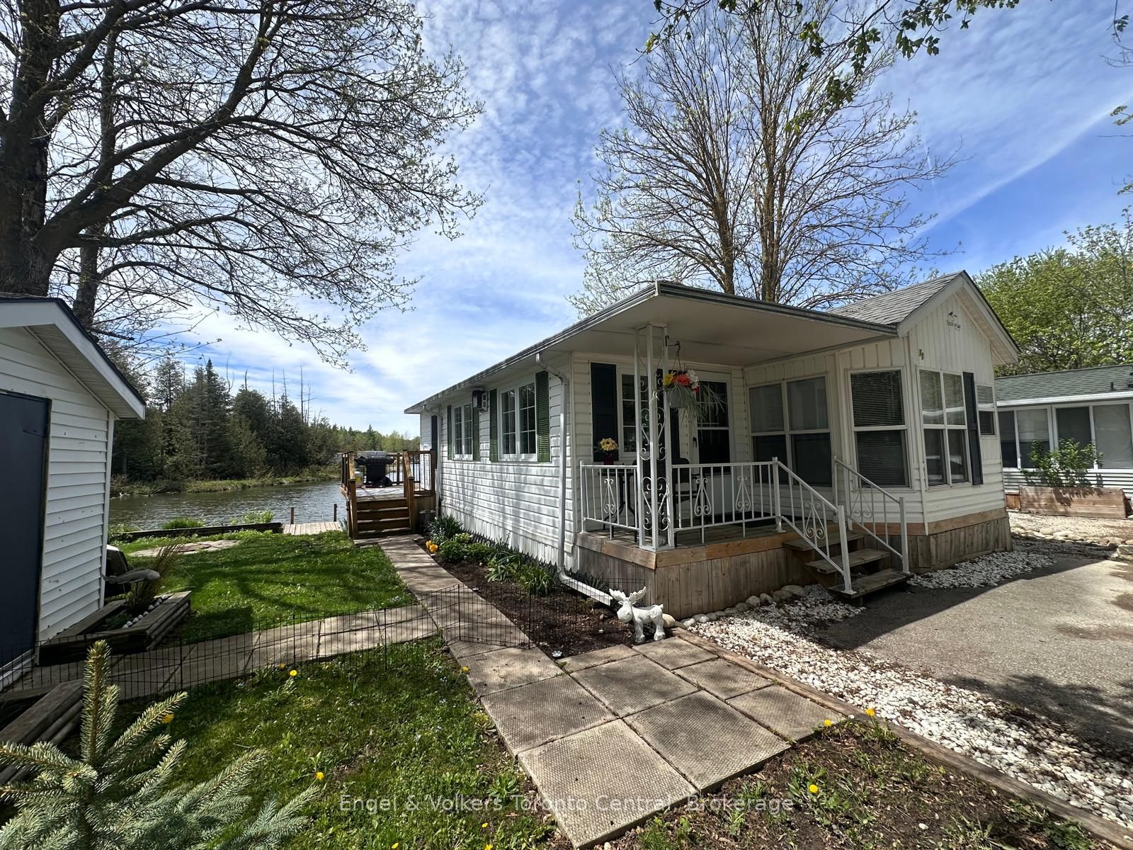 Cozy, Idyllic Retreat With A Breathtaking View and Amenities