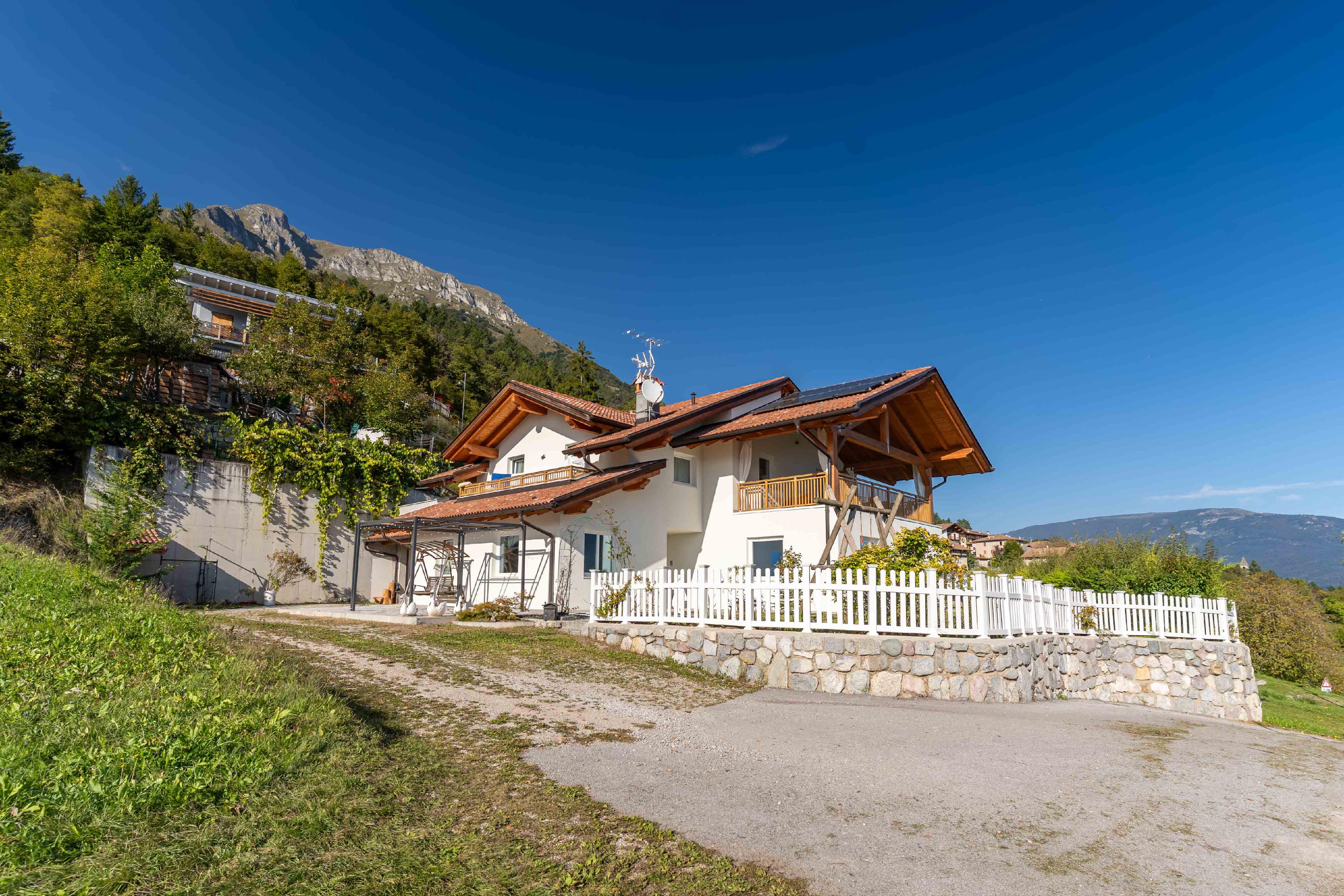 Ihr Zuhause zwischen den Bergen: Moderne Villa in Seo Trentino