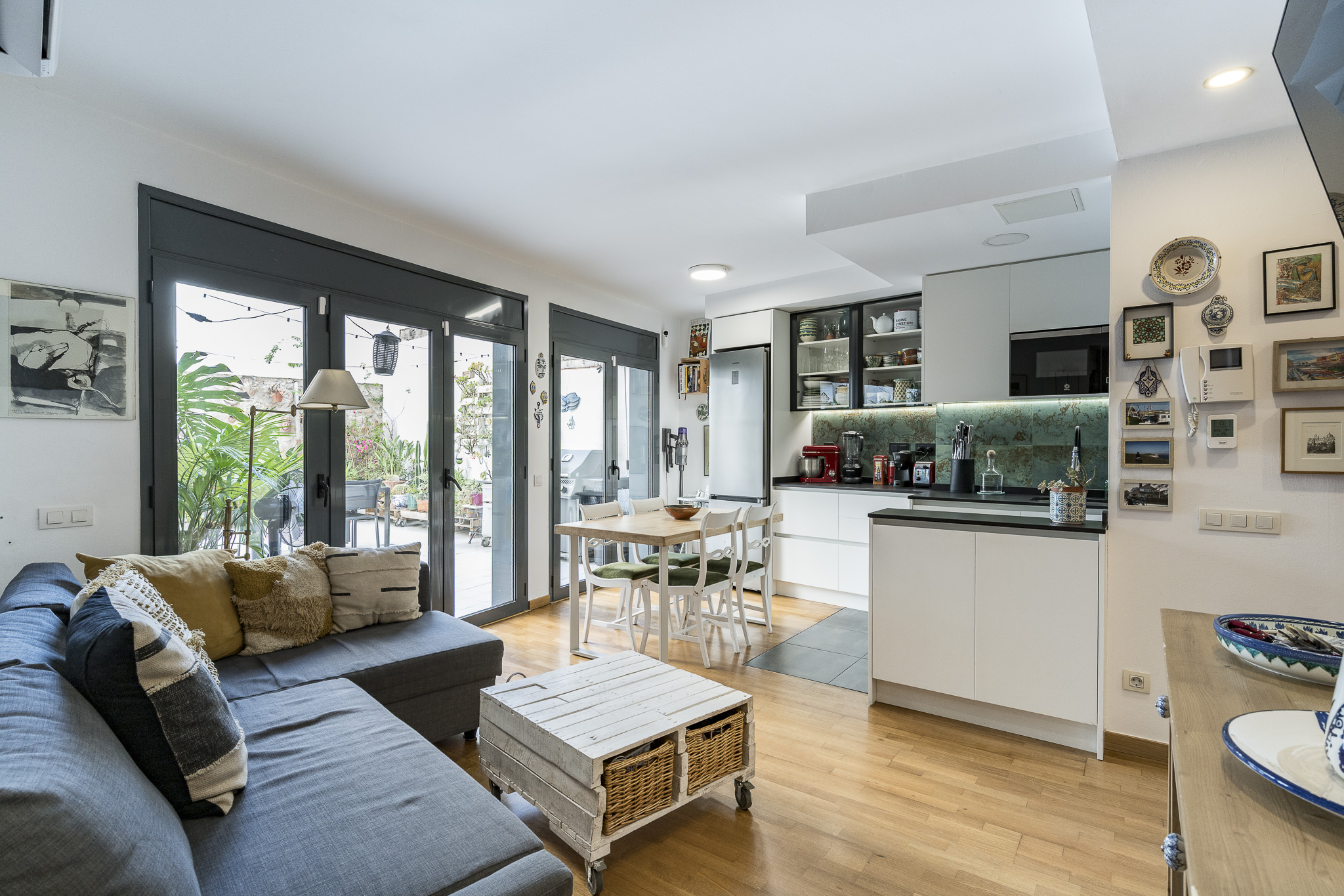 Fully renovated apartment with a spectacular 40 m² terrace on Constitució St.