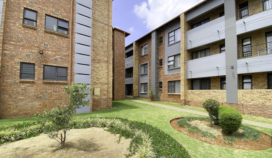 2 bed 2 bath with Private Garden