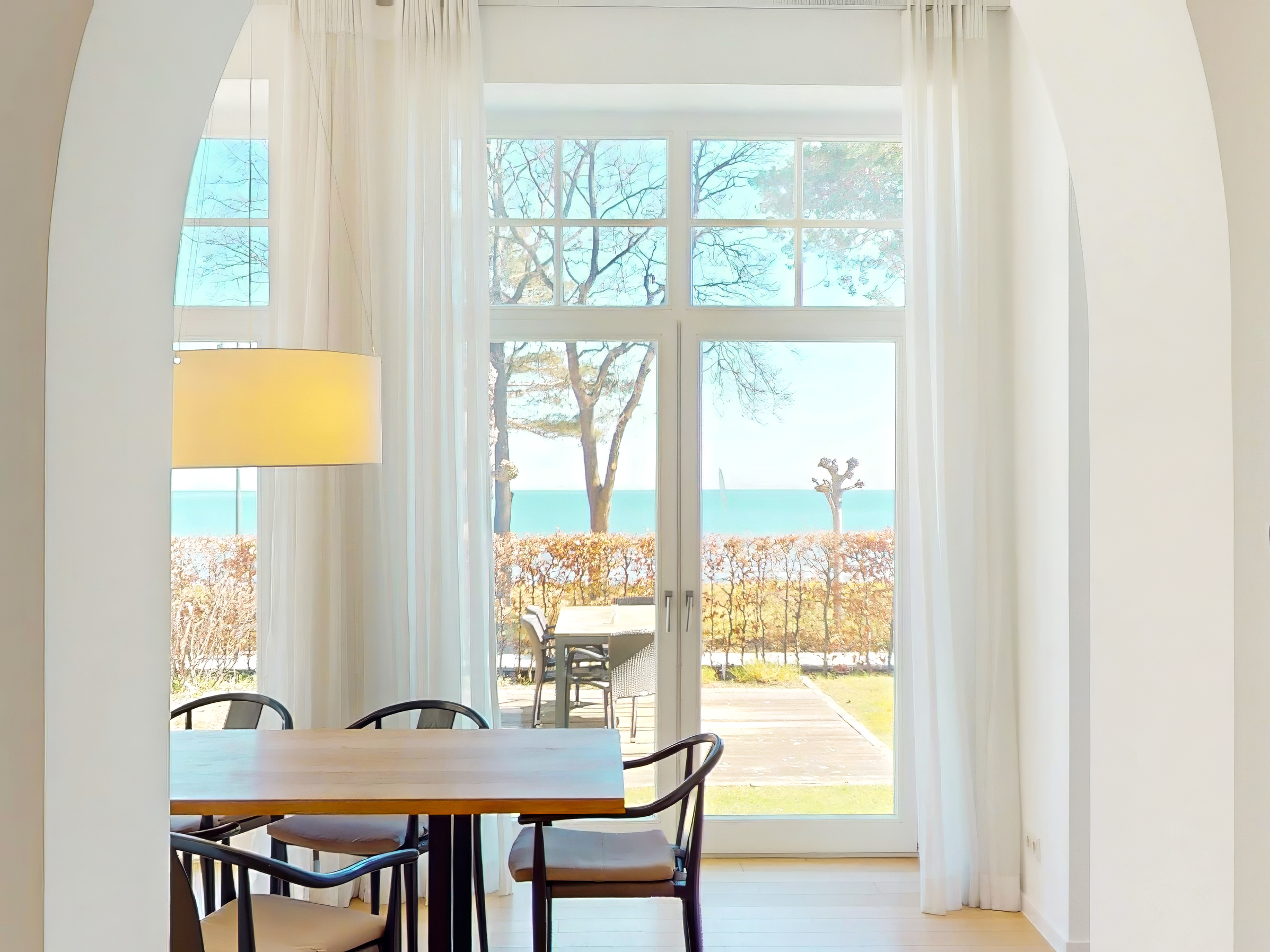 Einzigartige Luxusapartment in historischer Villa mit Privatgarten und direktem Zugang zur Strandpromenade