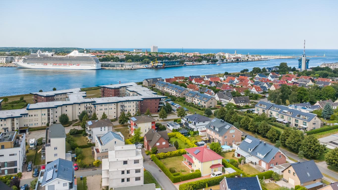 Attraktive Neubau-Doppelhaushälfte mit Garage und 'Sommergarten'... nur wenige Meter vom See Kanal