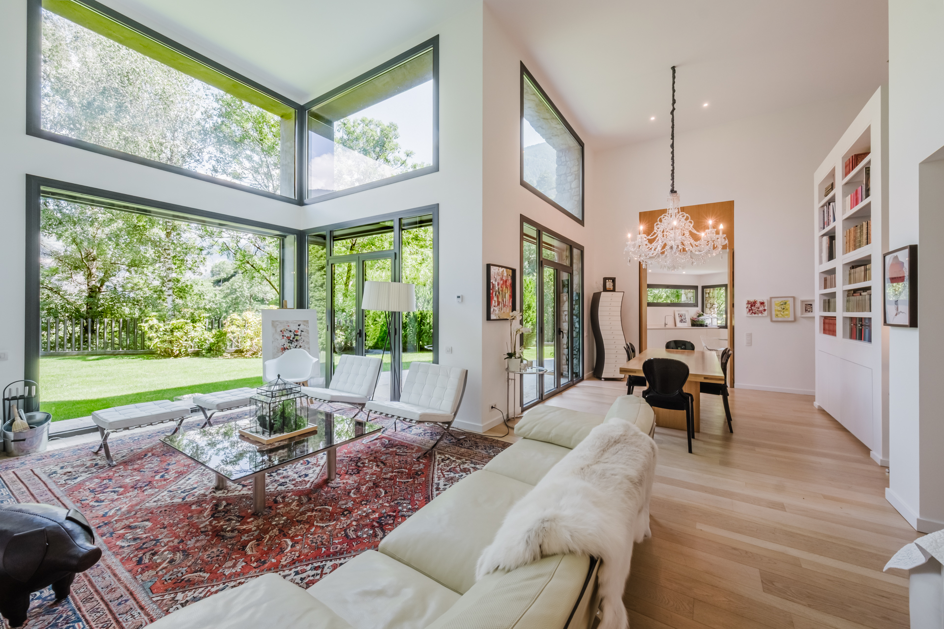 Chalet moderno de 6 dormitorios con un gran jardín