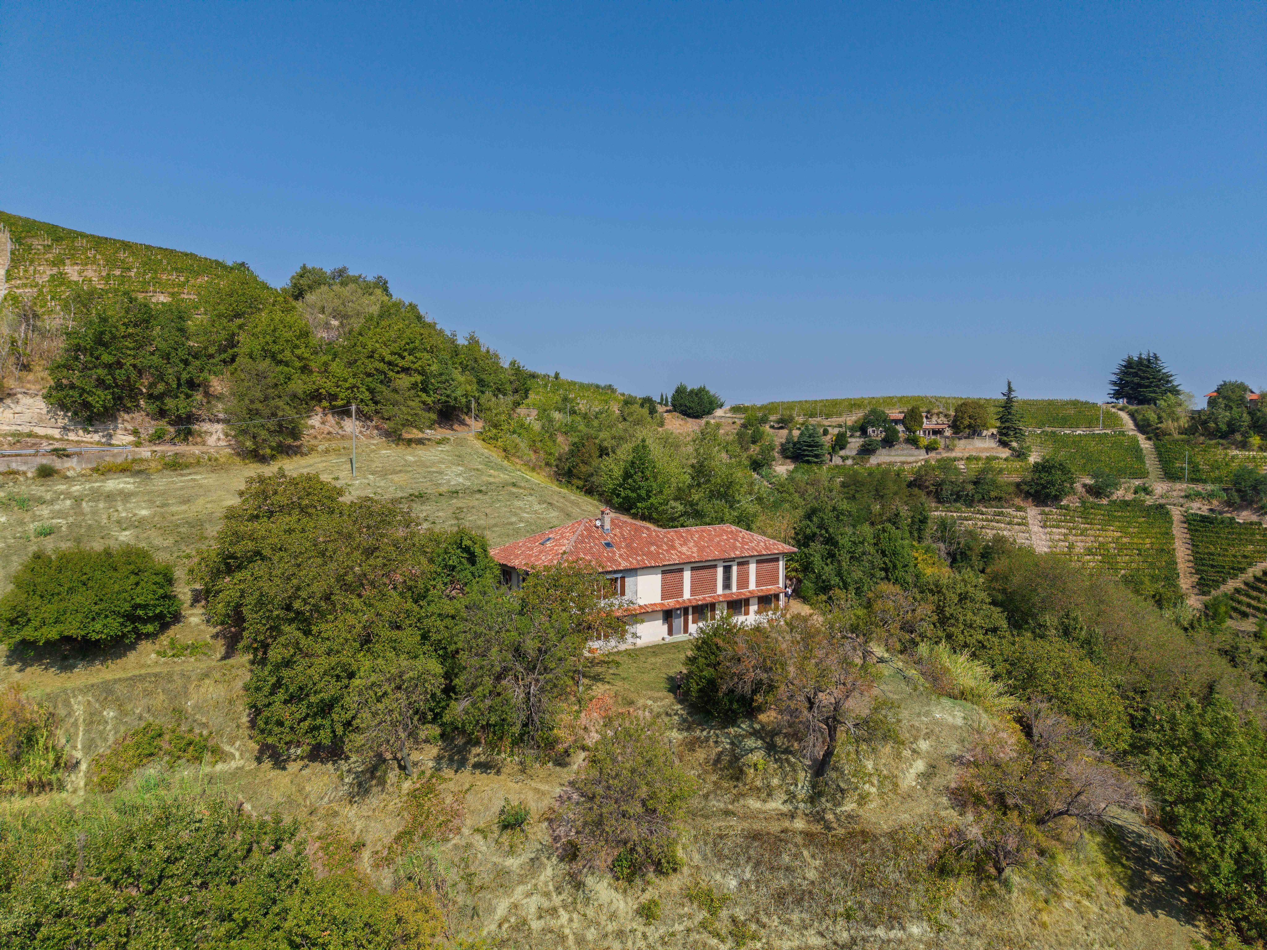 Typical farmhouse with open views over the vineyards