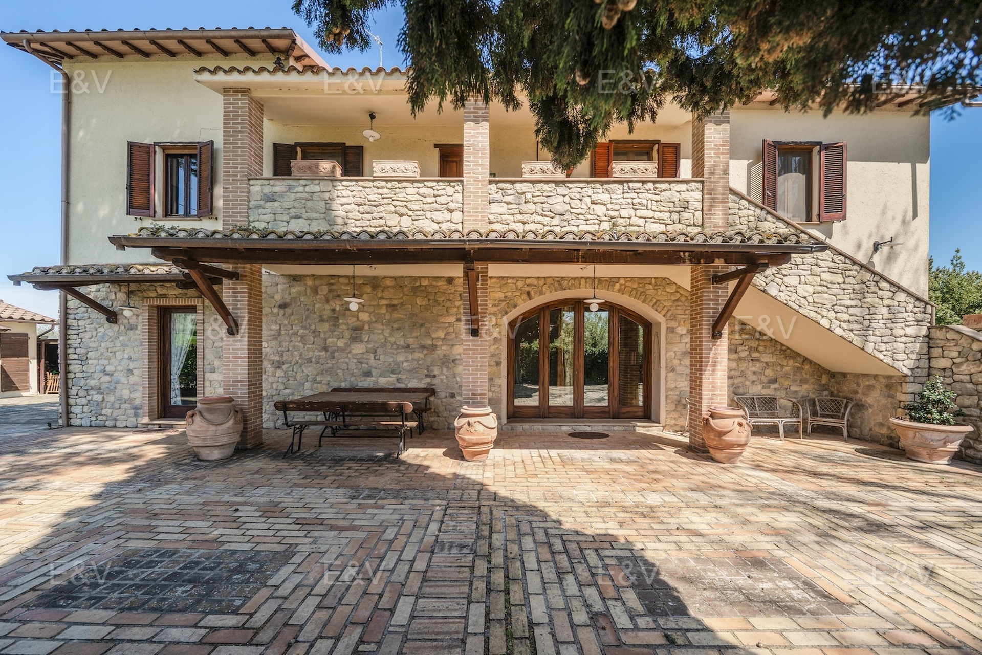 Characteristic villa with stables nestled in the Umbrian countryside