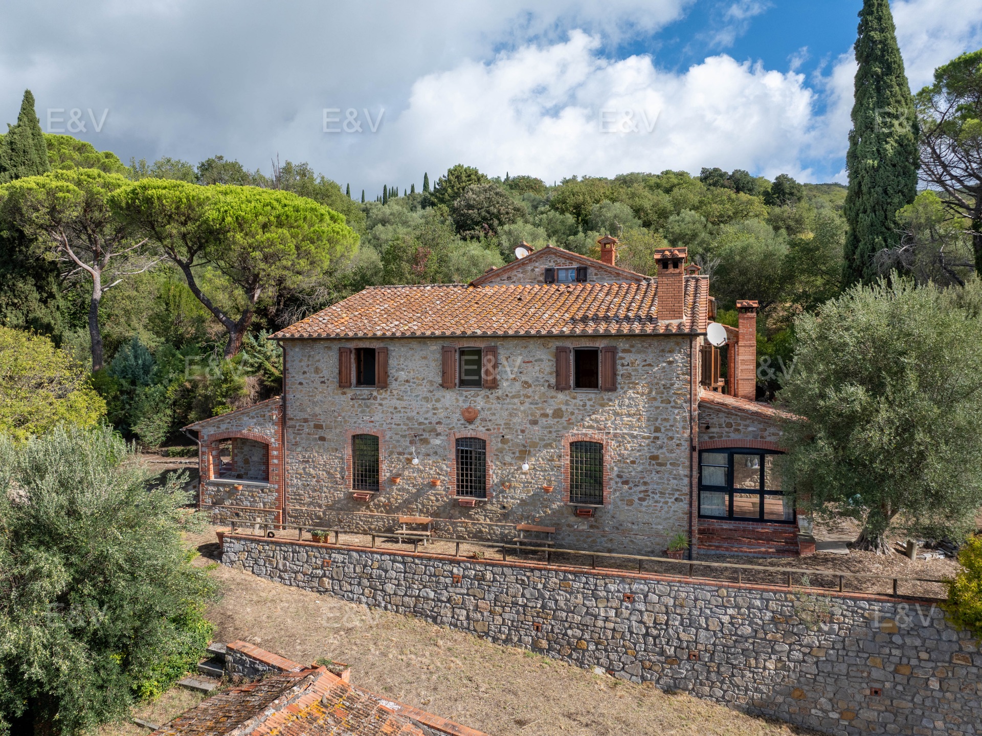 Historic farmhouse with spectacular views over Lake Trasimeno