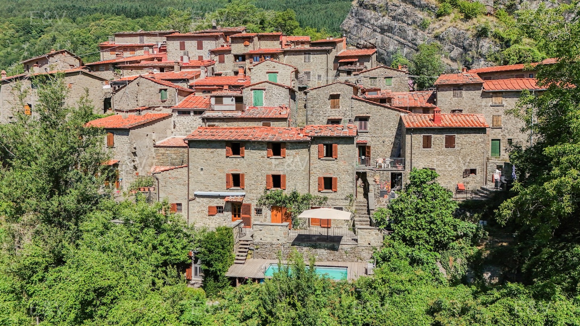 Charakteristisches Haus mit Panoramablick in einem hübschen Dorf
