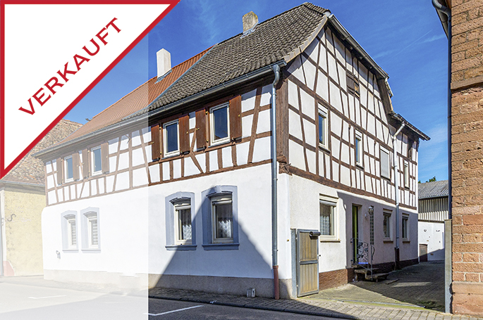 **VERKAUFT**Charmante Fachwerkhaushälfte mit Hof auf weitläufigem Grundstück mit großer Halle in zentraler Lage von Lachen-Speyerdorf!